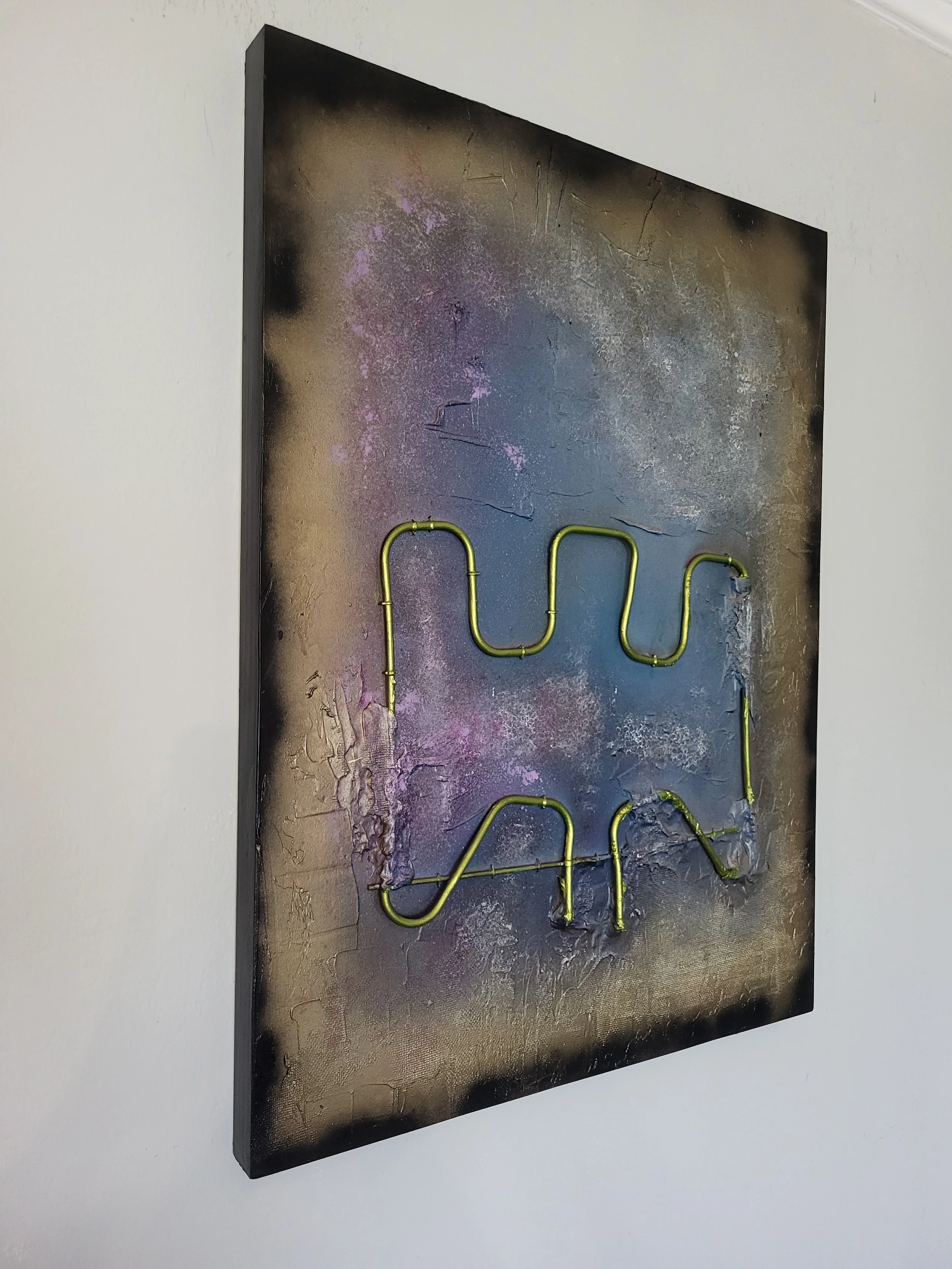 Heizstab auf Holz – Abstraktes Original-Wandobjekt von Pia Holzinger mit echtem Heizstab aus einem Backrohr und Insektenschutznetz.