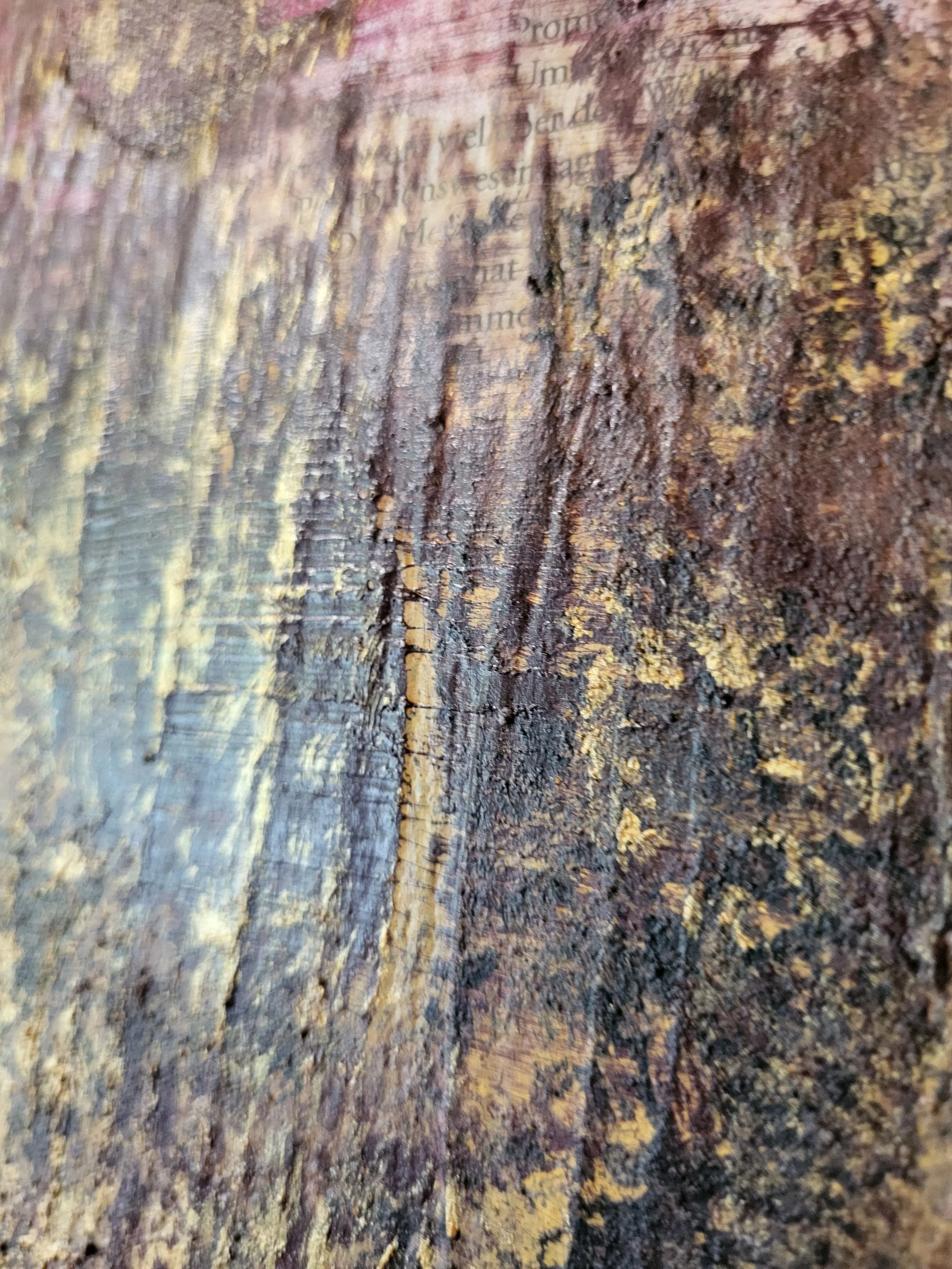 Red Spirit – Original-Gemälde von Pia Holzinger mit roter Acrylfarbe, Zeitungscollage und Strukturpaste auf Leinwand.