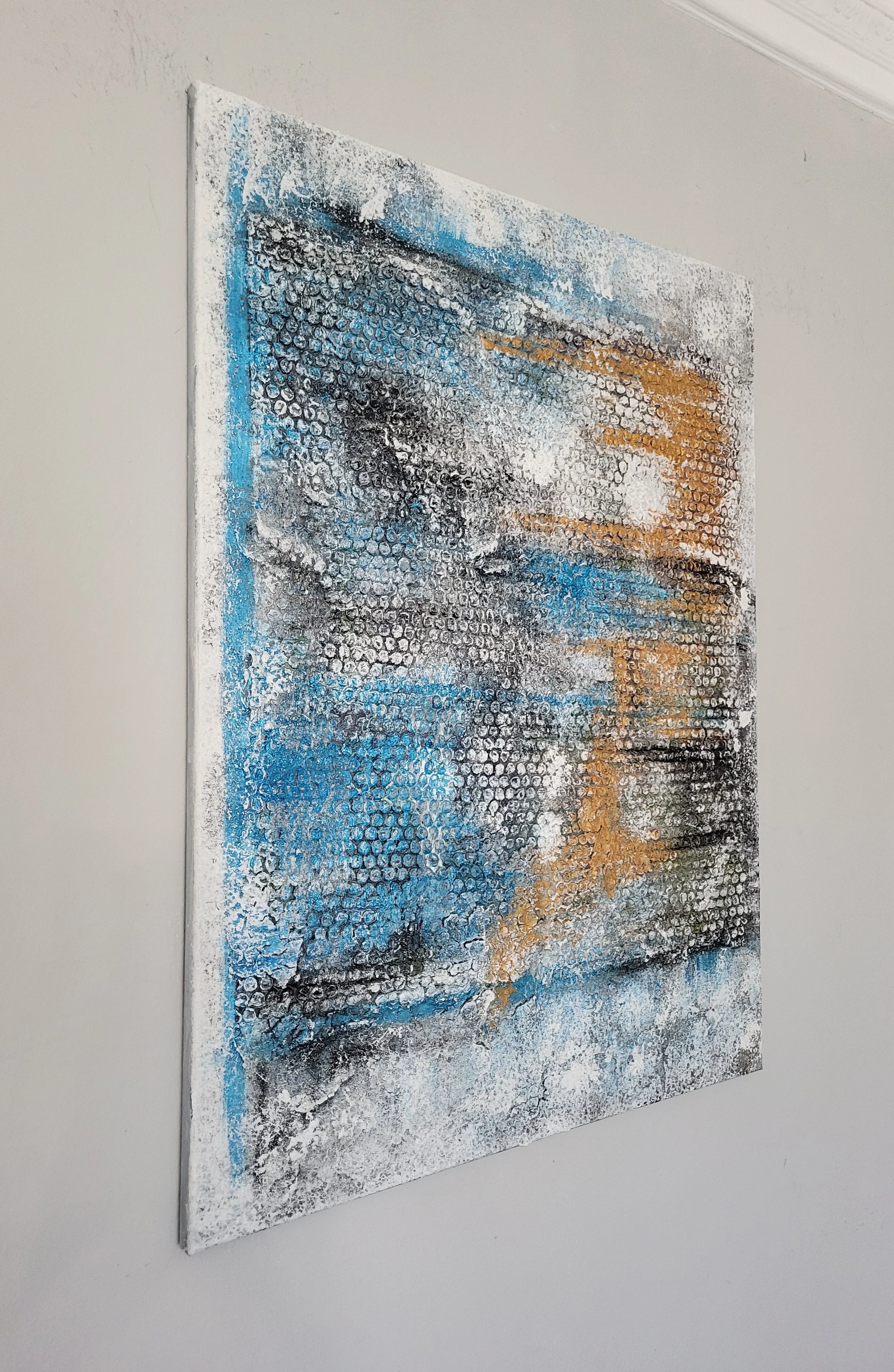 Noppi – Original-Wandobjekt von Pia Holzinger mit eingearbeiteter Luftpolsterfolie und Strukturpaste auf Leinwand.