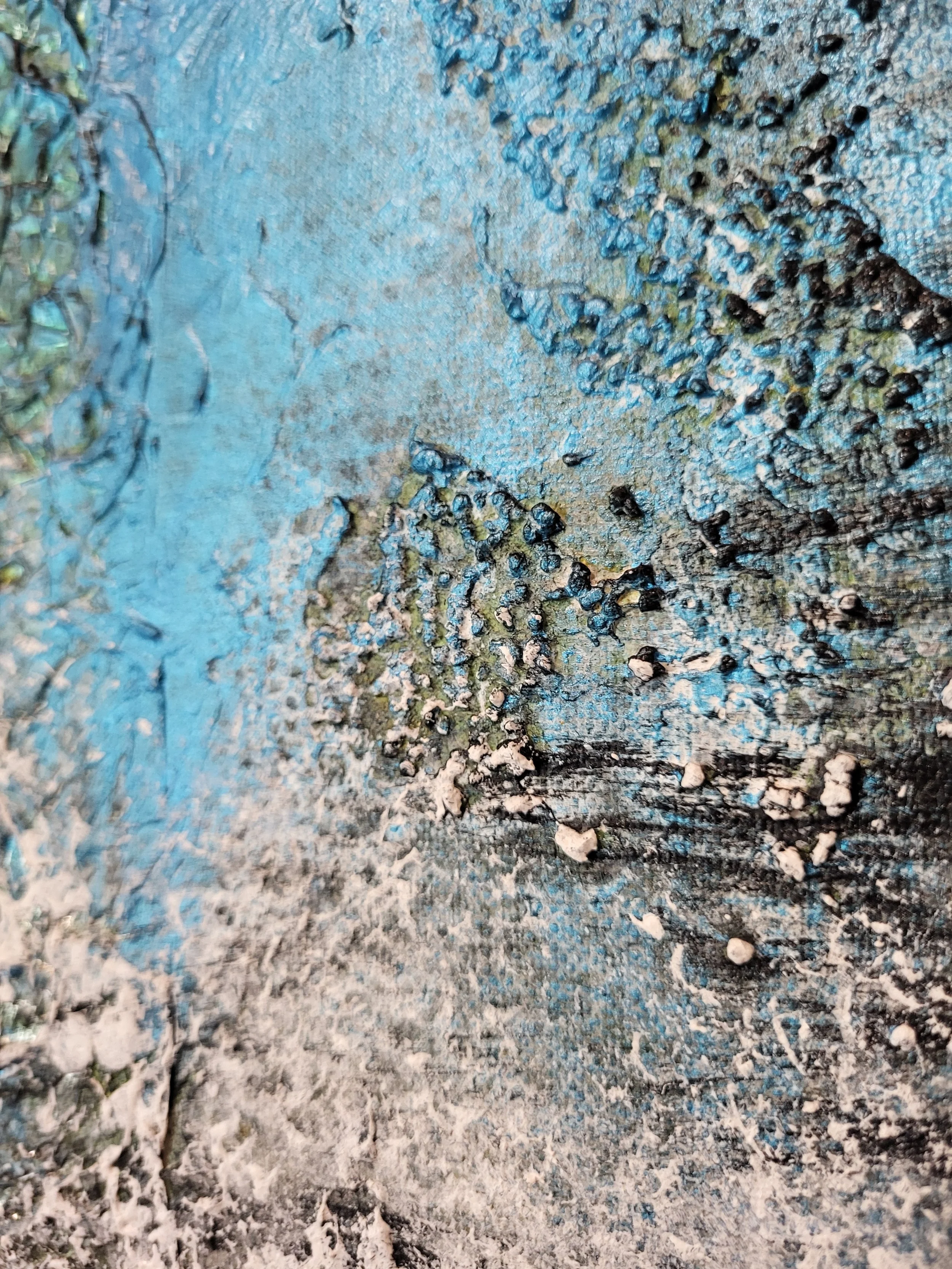 Folienstruktur – Quadratisches Original-Wandobjekt von Pia Holzinger mit eingearbeiteter Alufolie und Strukturpaste auf Leinwand.