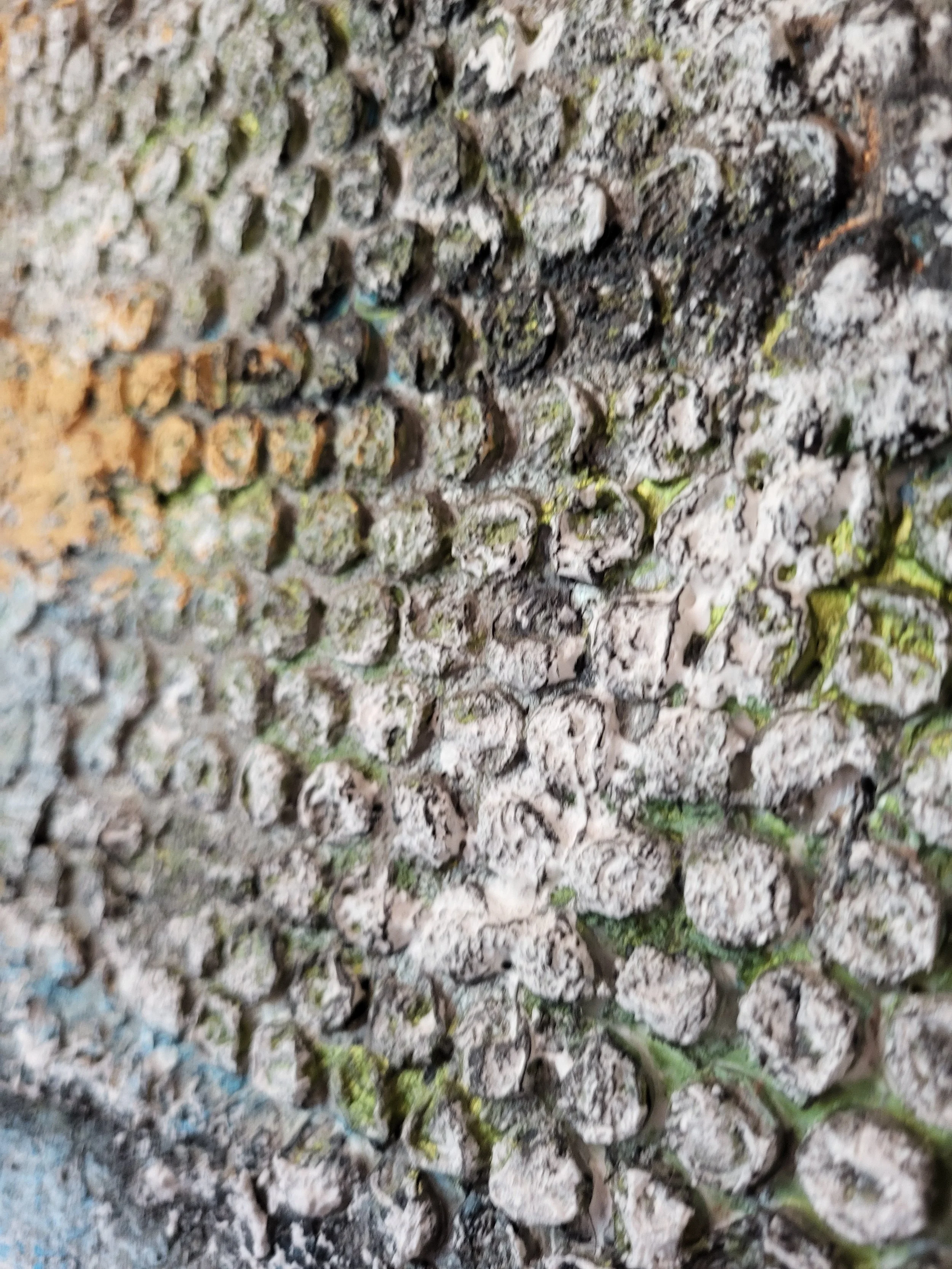 Noppi – Original-Wandobjekt von Pia Holzinger mit eingearbeiteter Luftpolsterfolie und Strukturpaste auf Leinwand.