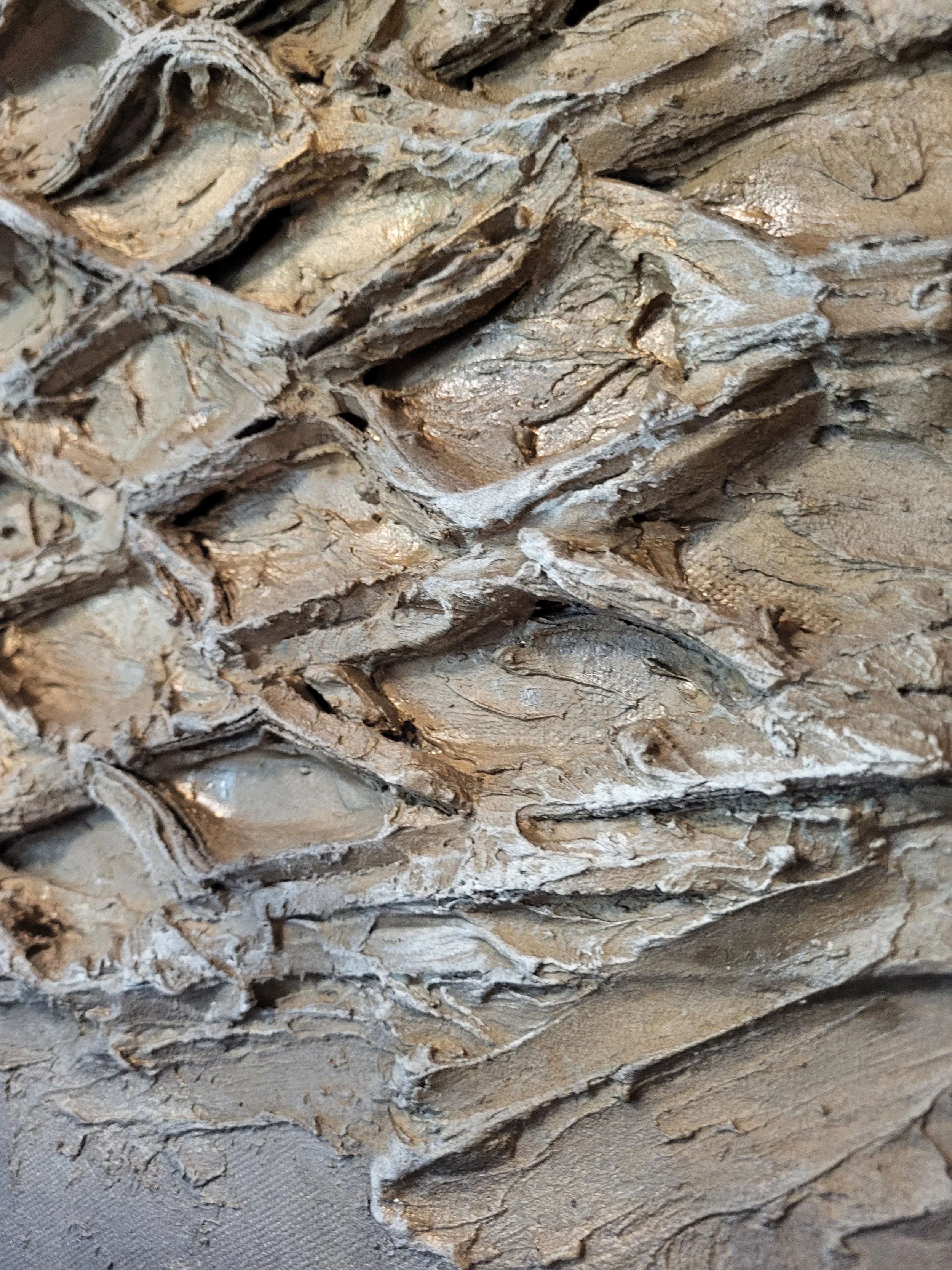 Netz – Original-Wandobjekt von Pia Holzinger mit eingearbeitetem Kartonnetz, grober Strukturpaste und Farbspray auf Leinwand.