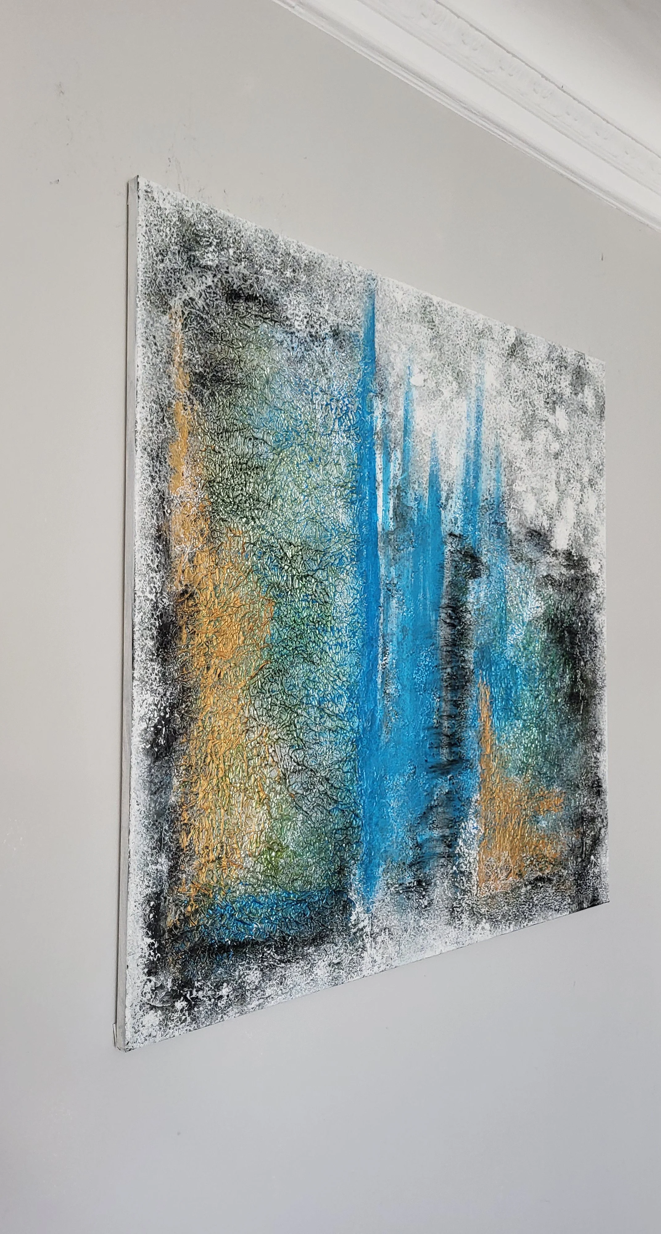 Folienstruktur – Quadratisches Original-Wandobjekt von Pia Holzinger mit eingearbeiteter Alufolie und Strukturpaste auf Leinwand.