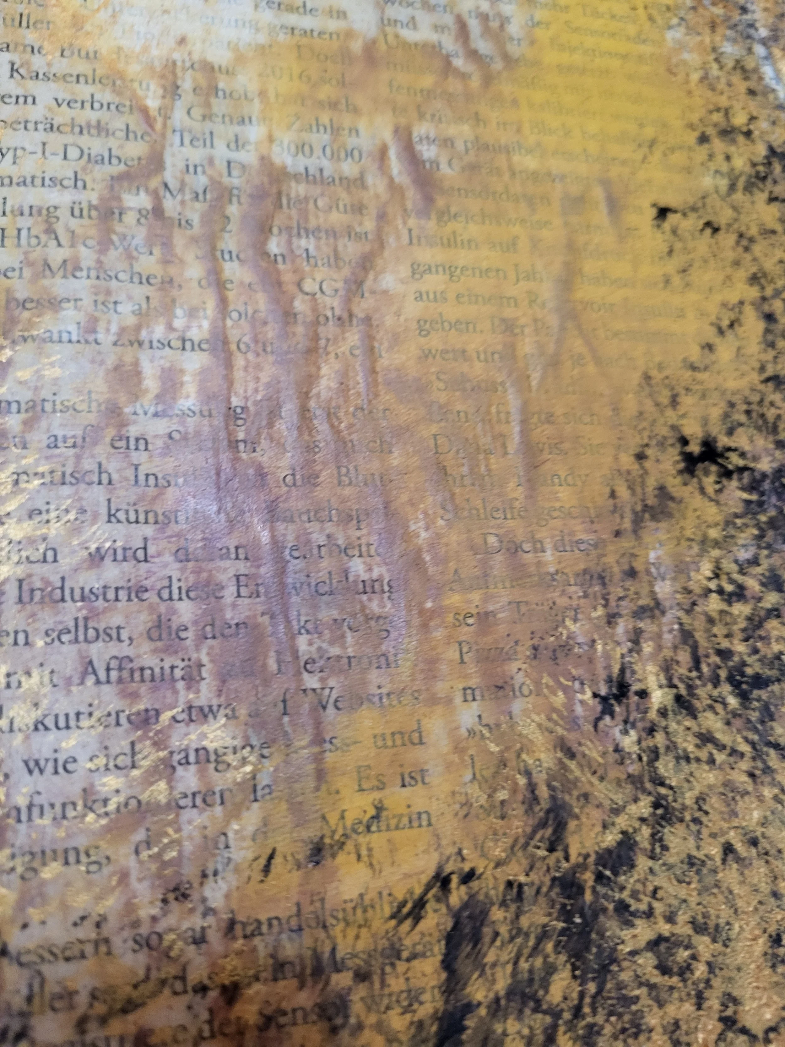 Red Spirit – Original-Gemälde von Pia Holzinger mit roter Acrylfarbe, Zeitungscollage und Strukturpaste auf Leinwand.