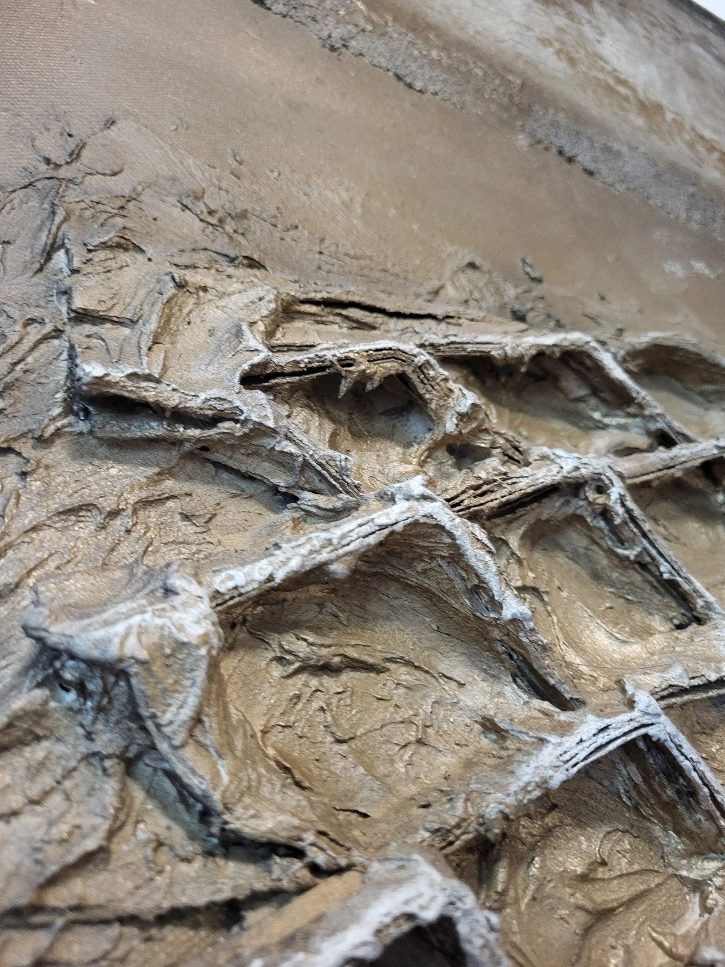 Netz – Original-Wandobjekt von Pia Holzinger mit eingearbeitetem Kartonnetz, grober Strukturpaste und Farbspray auf Leinwand.