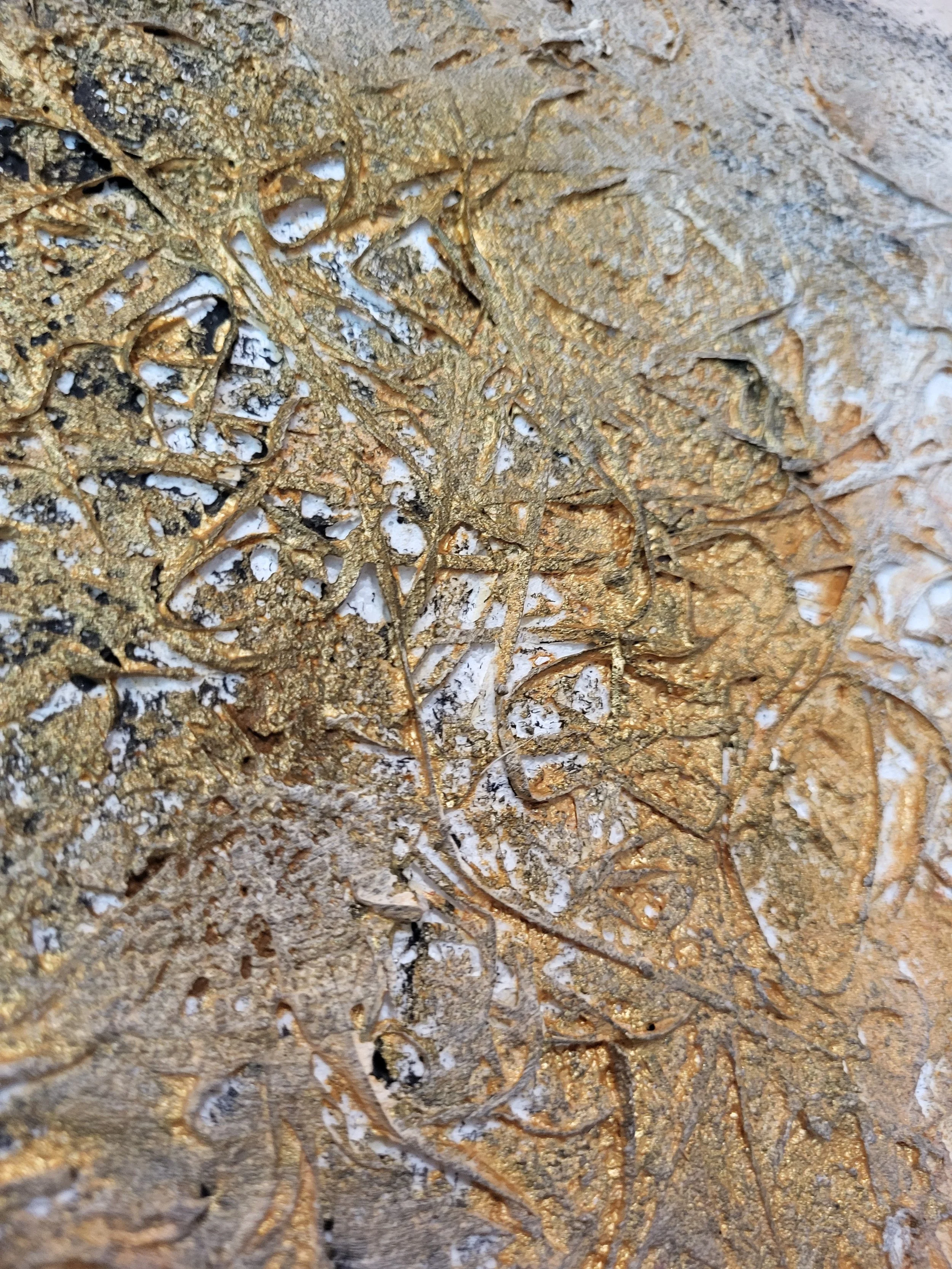 Vier – Abstraktes Original-Wandobjekt von Pia Holzinger mit Obstnetz, Ostergras aus Papier und Strukturpaste auf Leinwand.