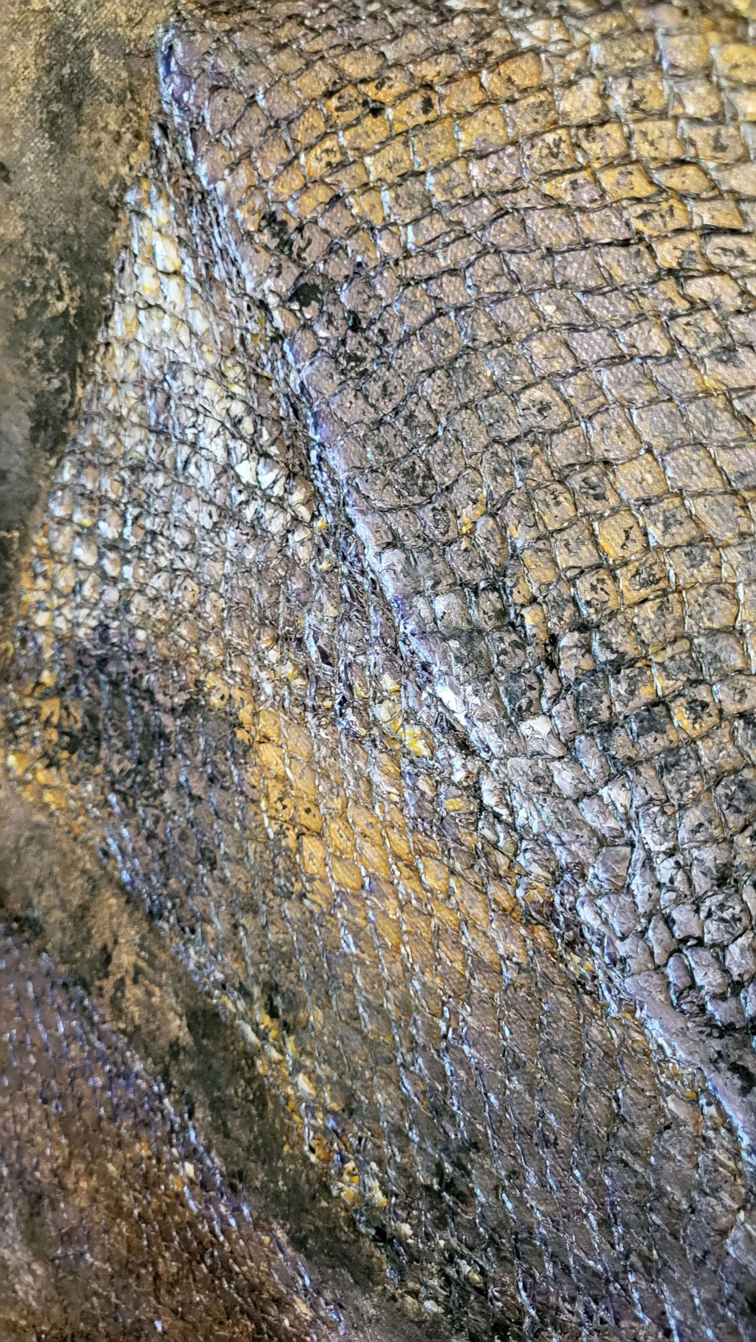 Netz Bronze – Großformatiges Original-Wandobjekt von Pia Holzinger mit eingearbeitetem Obstnetz und Acryl auf Leinwand.