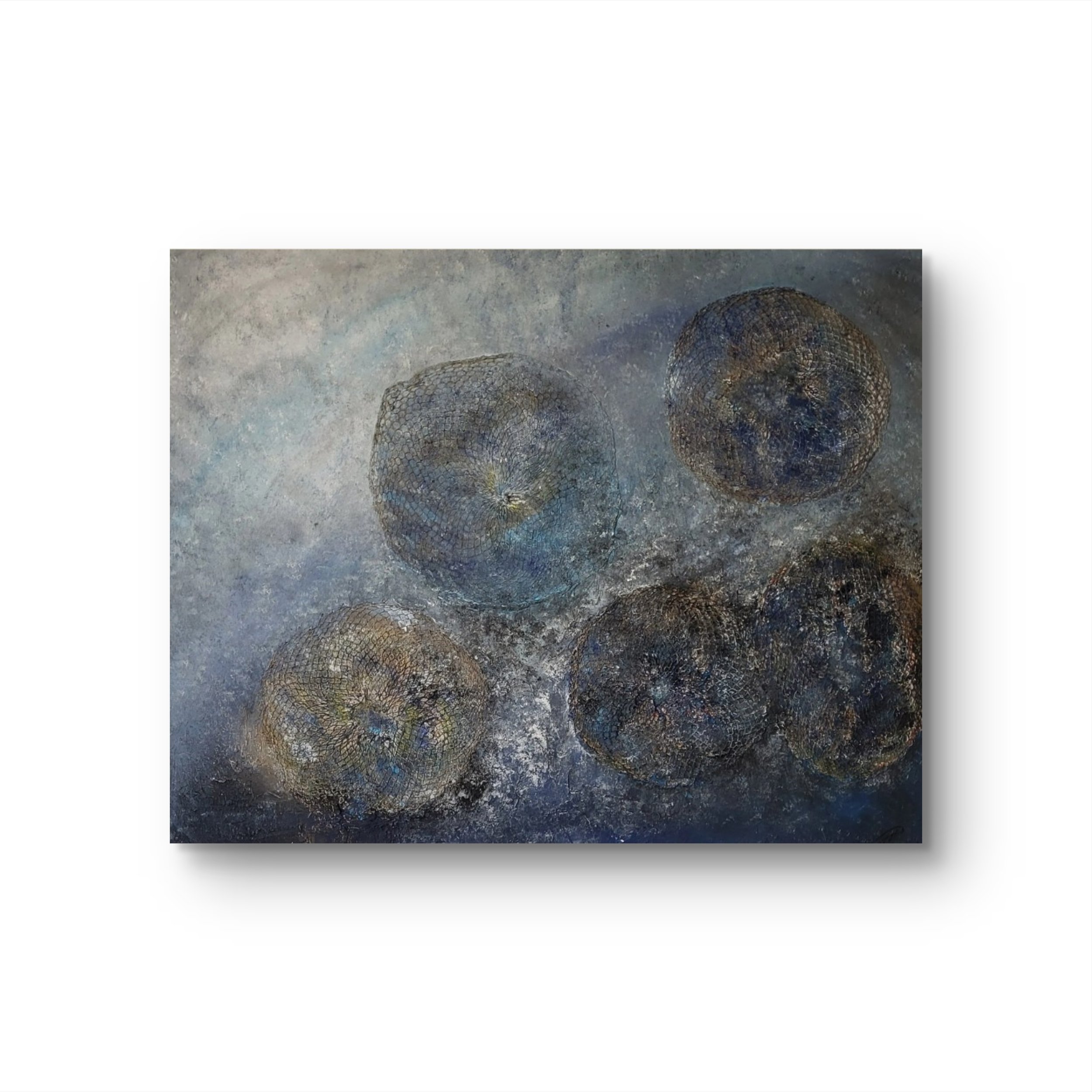 Quallen – Abstraktes Original-Wandobjekt von Pia Holzinger mit eingearbeiteten Obstnetzen und Strukturpaste auf Leinwand.