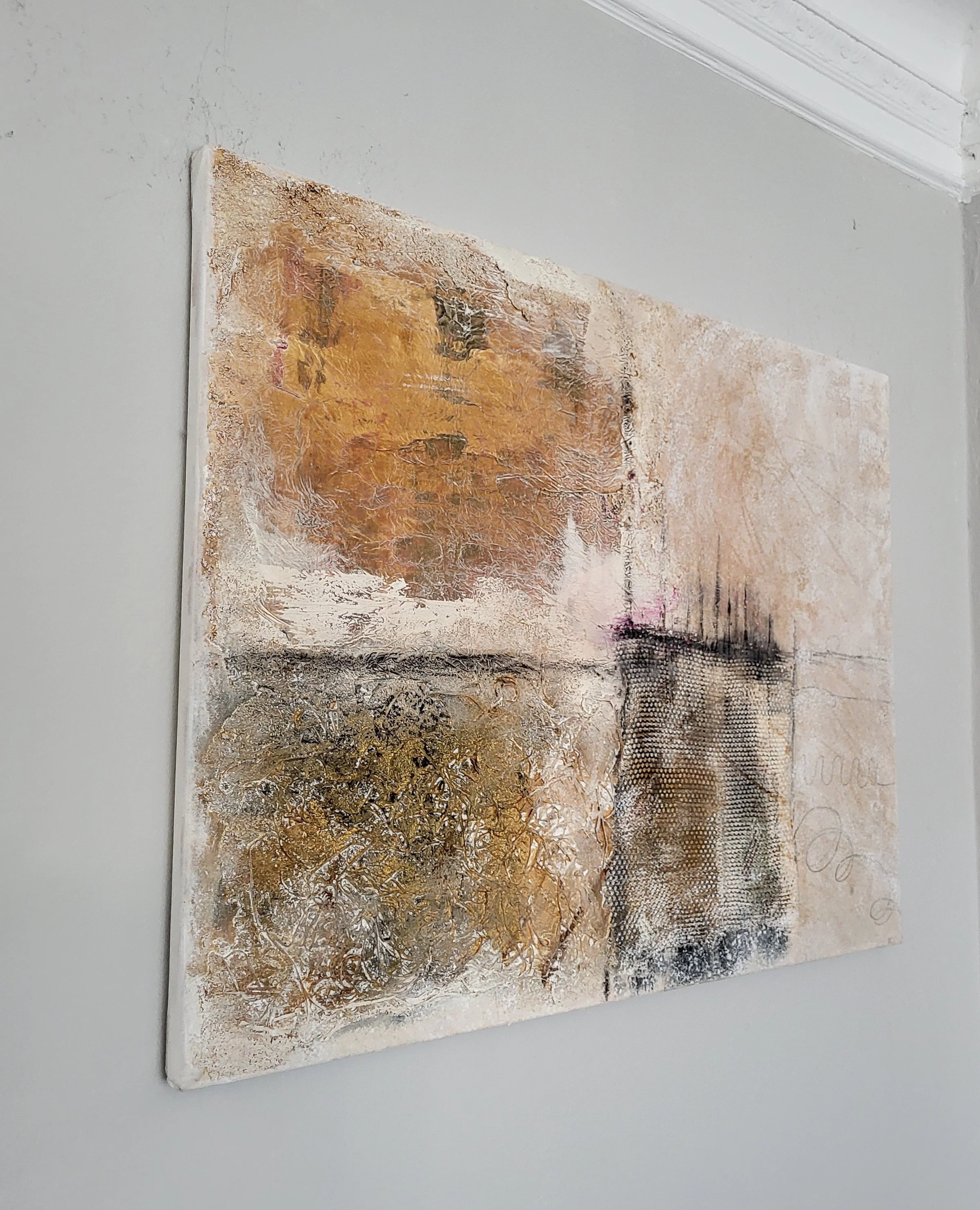 Vier – Abstraktes Original-Wandobjekt von Pia Holzinger mit Obstnetz, Ostergras aus Papier und Strukturpaste auf Leinwand.