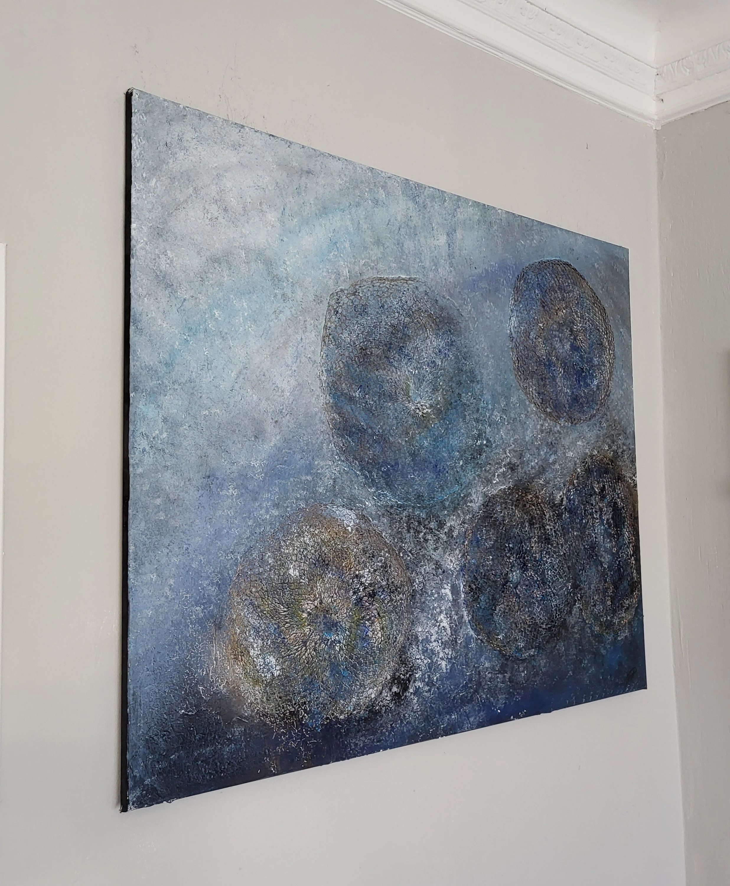 Quallen – Abstraktes Original-Wandobjekt von Pia Holzinger mit eingearbeiteten Obstnetzen und Strukturpaste auf Leinwand.