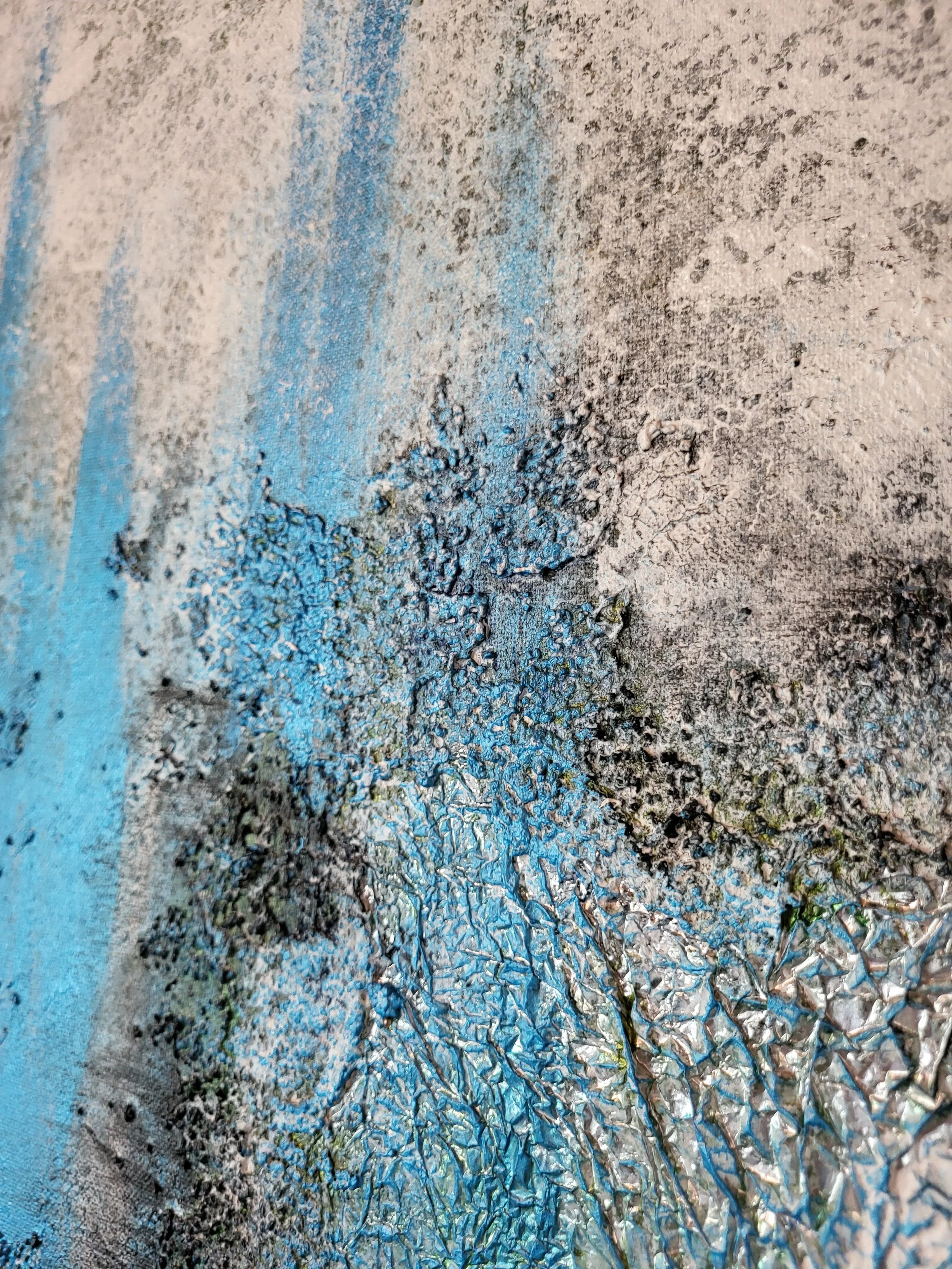 Folienstruktur – Quadratisches Original-Wandobjekt von Pia Holzinger mit eingearbeiteter Alufolie und Strukturpaste auf Leinwand.