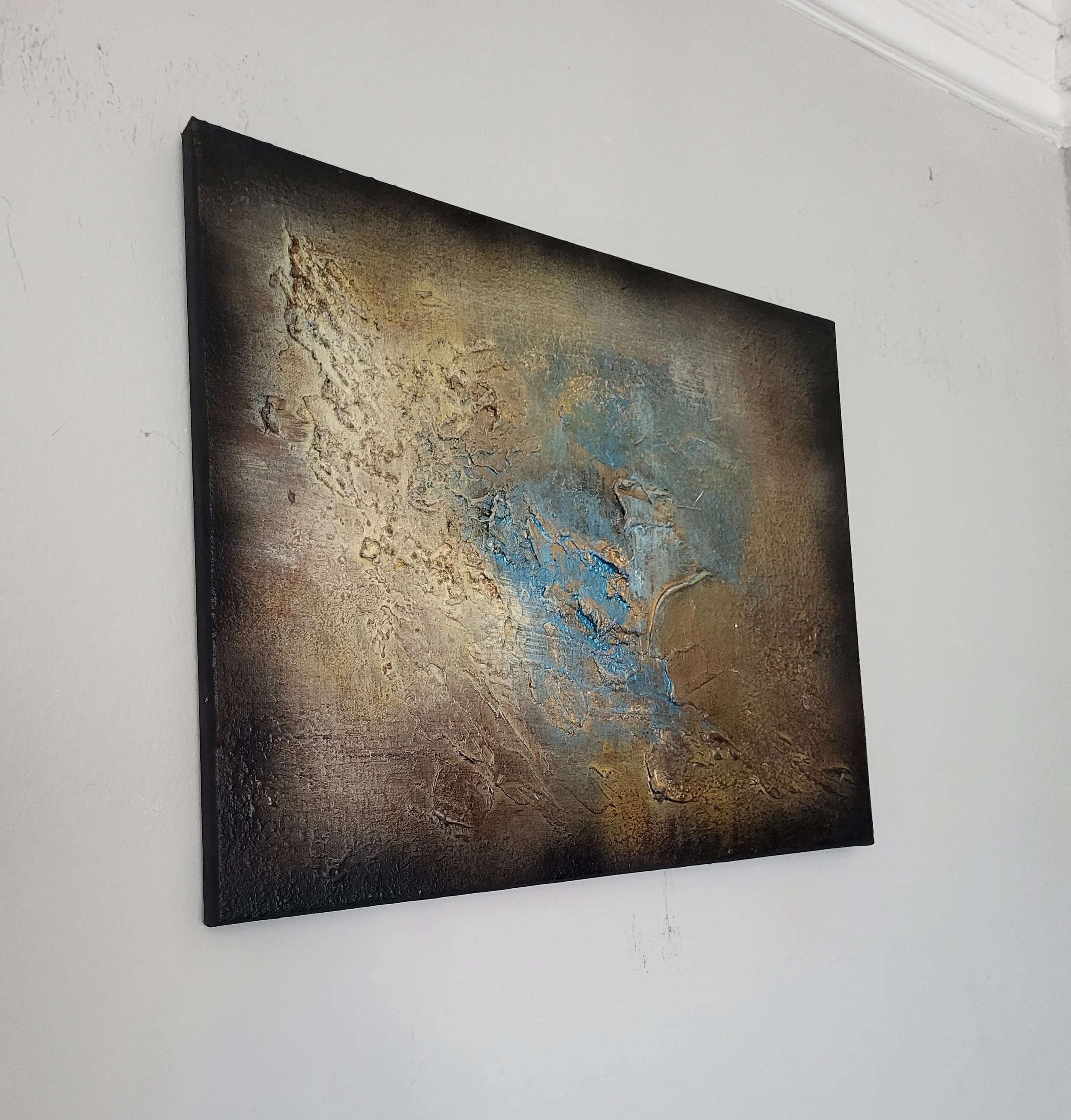 Steinsee – Abstraktes Original-Gemälde von Pia Holzinger mit haptischer Strukturpaste und Farbspray auf Leinwand.