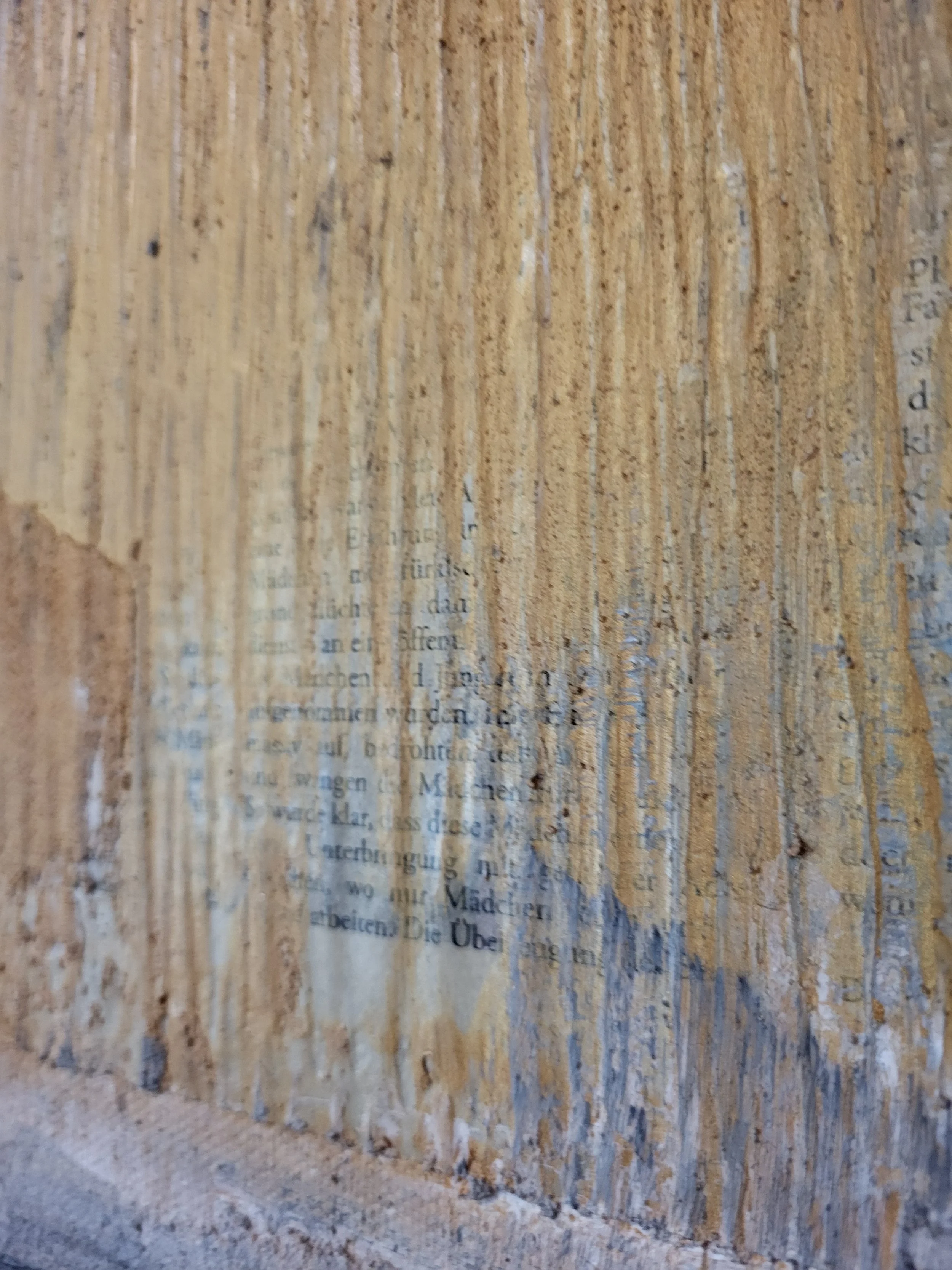 Paper – Quadratisches Original-Gemälde von Pia Holzinger mit Zeitungscollage, Acryl und Strukturpaste auf Leinwand.