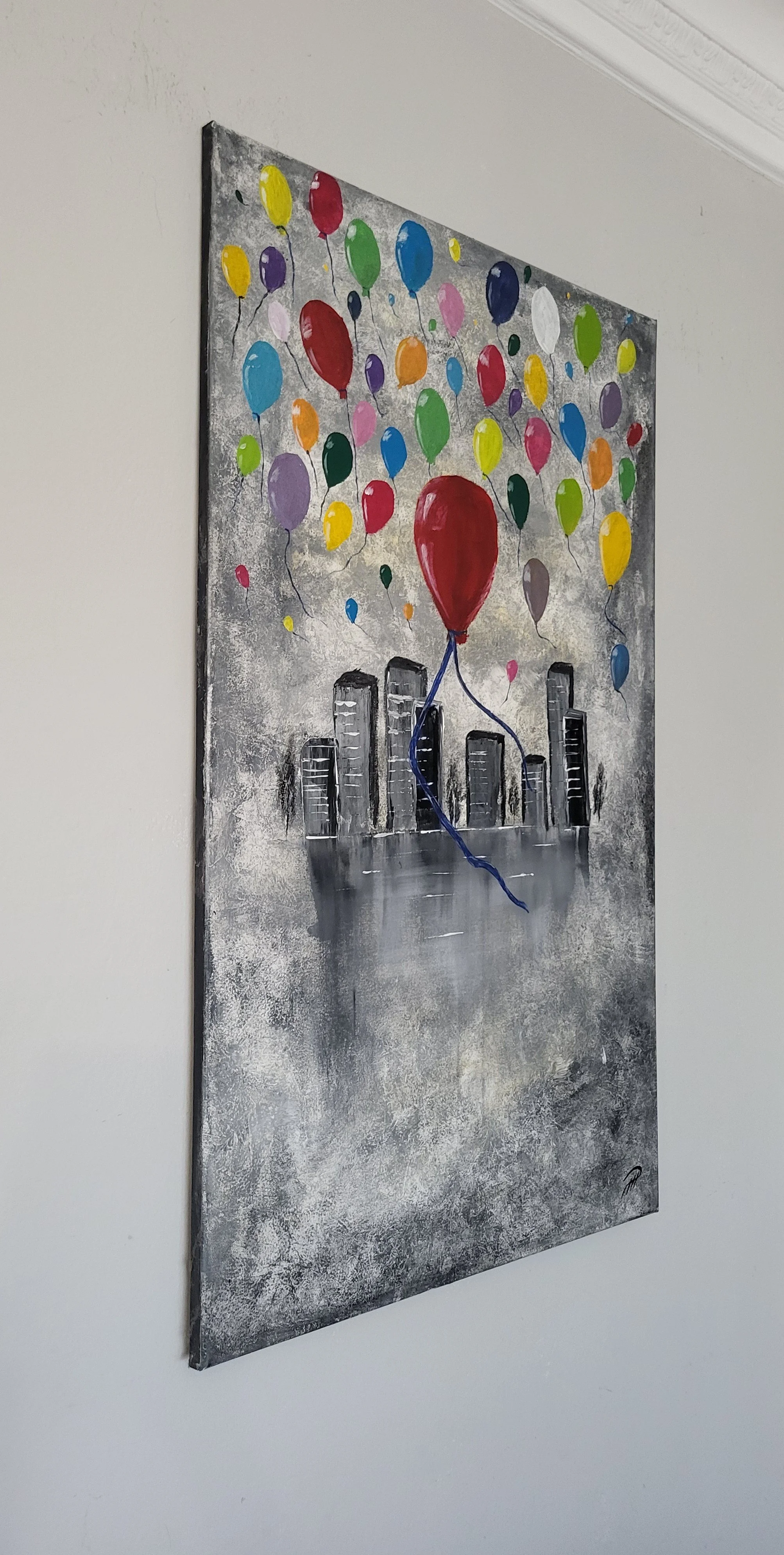 Martins Story – Hoffnungsvolles Original-Gemälde von Pia Holzinger, schwarz-weiße Stadt mit bunten Luftballons.