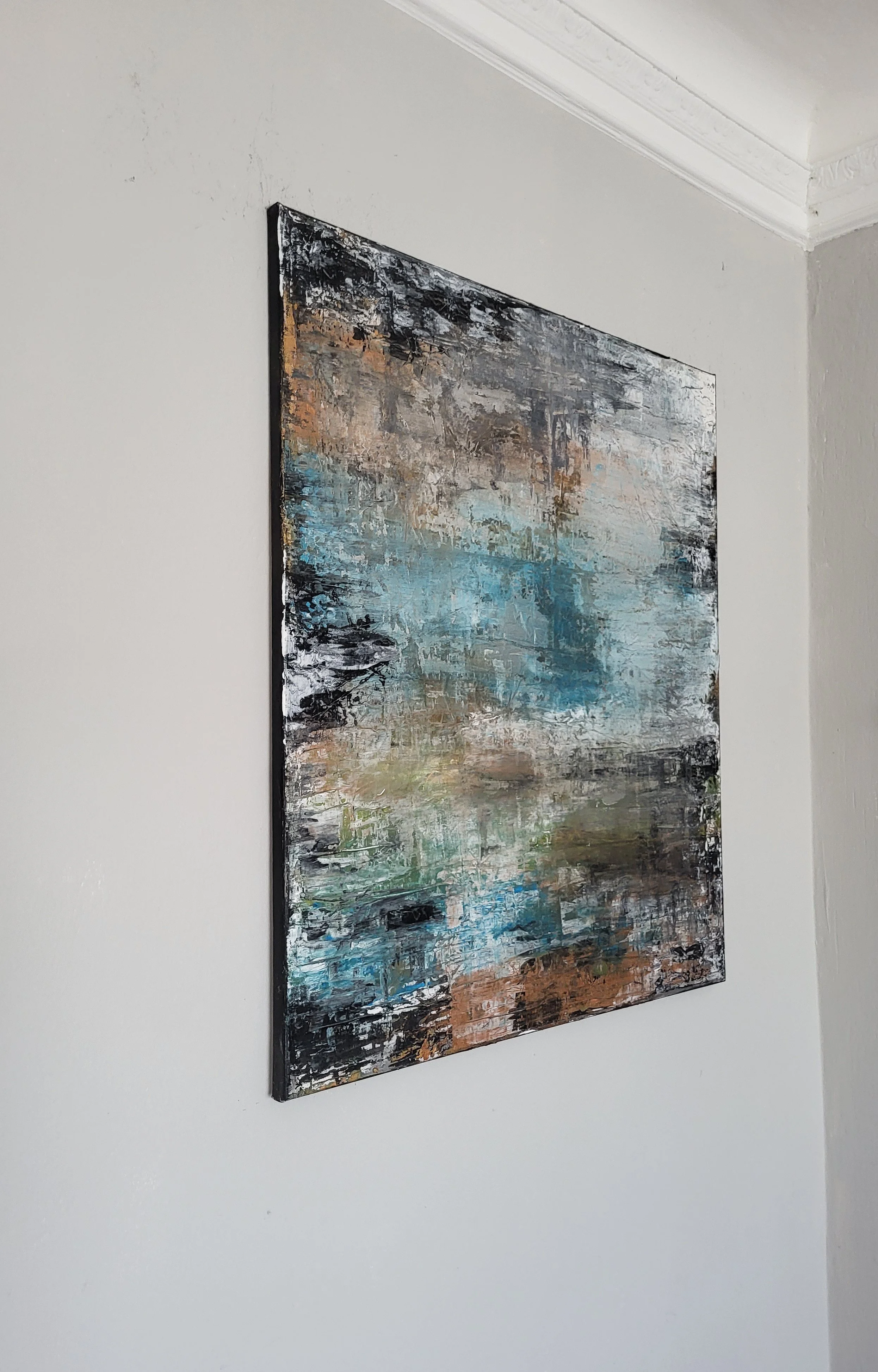 Reflection – Abstraktes Original-Wandobjekt von Pia Holzinger mit eingearbeiteter Alufolie und Strukturpaste auf Leinwand.