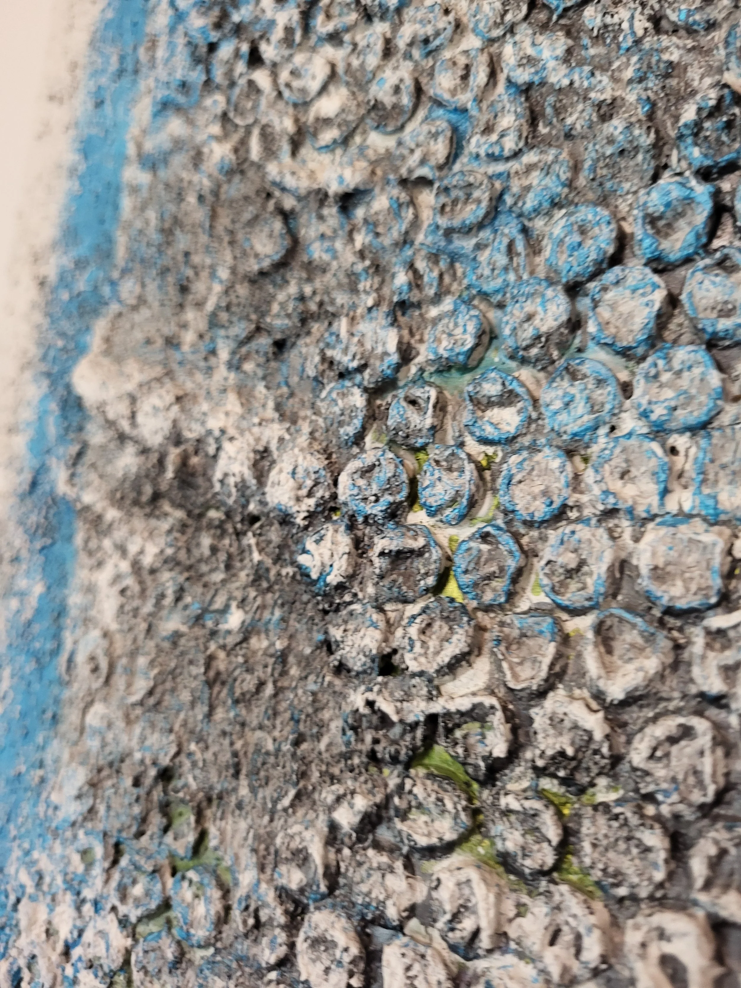 Noppi – Original-Wandobjekt von Pia Holzinger mit eingearbeiteter Luftpolsterfolie und Strukturpaste auf Leinwand.