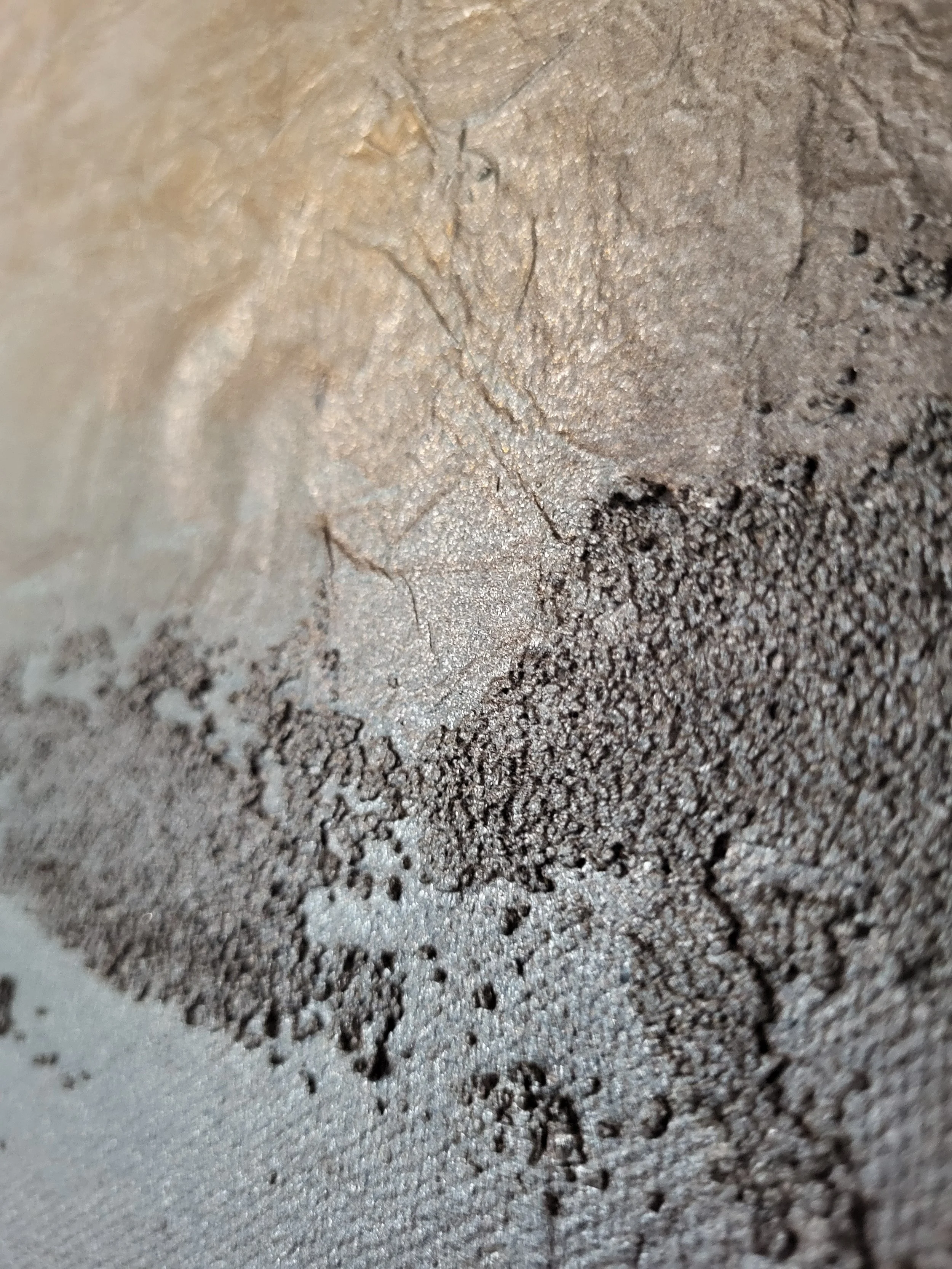 Netz – Original-Wandobjekt von Pia Holzinger mit eingearbeitetem Kartonnetz, grober Strukturpaste und Farbspray auf Leinwand.