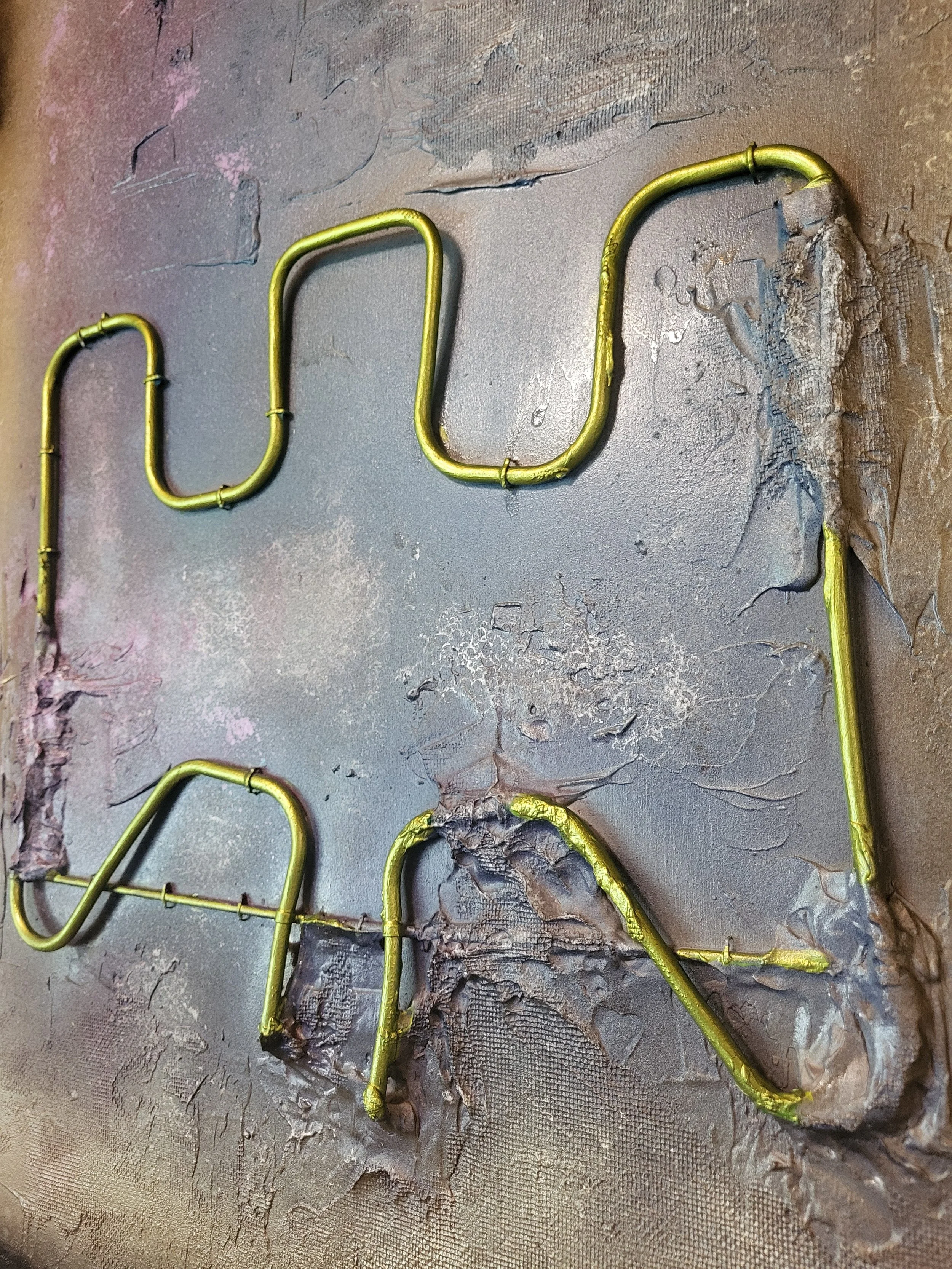 Heizstab auf Holz – Abstraktes Original-Wandobjekt von Pia Holzinger mit echtem Heizstab aus einem Backrohr und Insektenschutznetz.