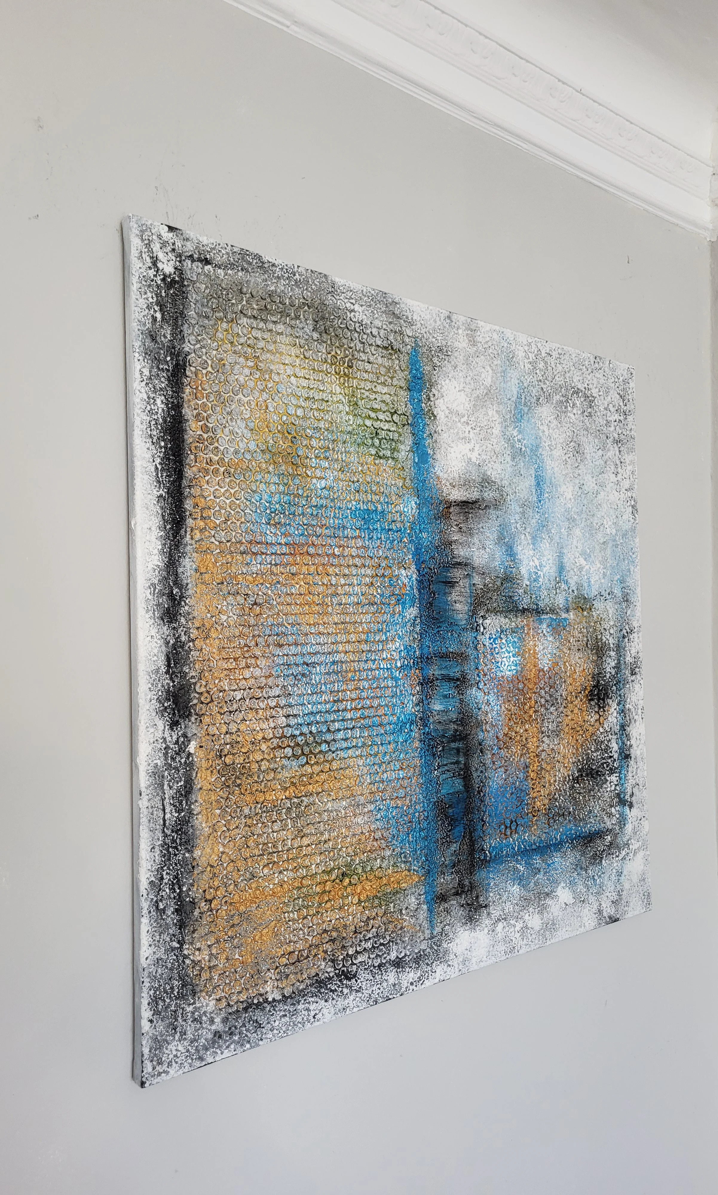 Luftpolsterfolie – Quadratisches Original-Wandobjekt von Pia Holzinger mit eingearbeiteter Luftpolsterfolie und Strukturpaste auf Leinwand.