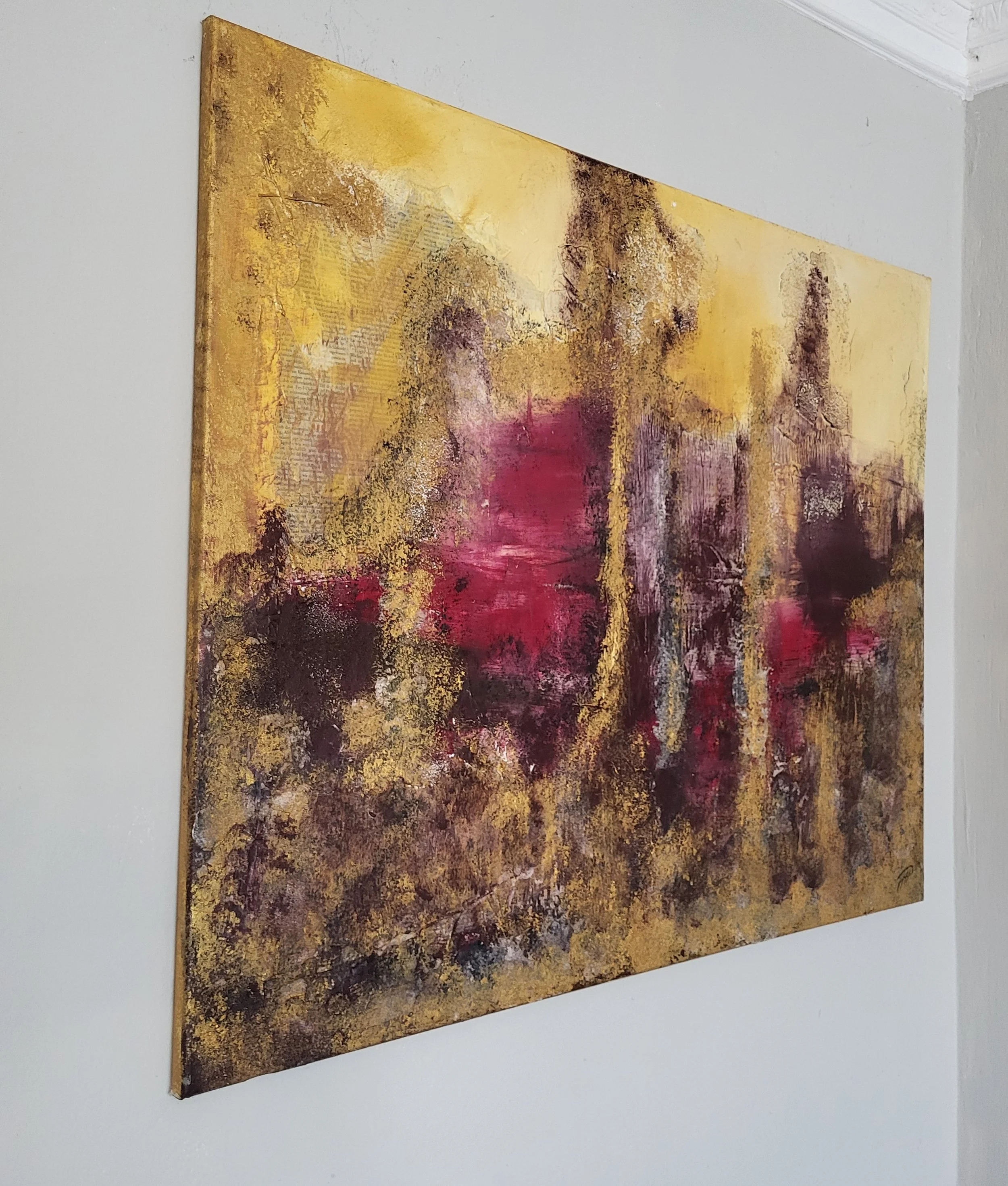 Red Spirit – Original-Gemälde von Pia Holzinger mit roter Acrylfarbe, Zeitungscollage und Strukturpaste auf Leinwand.