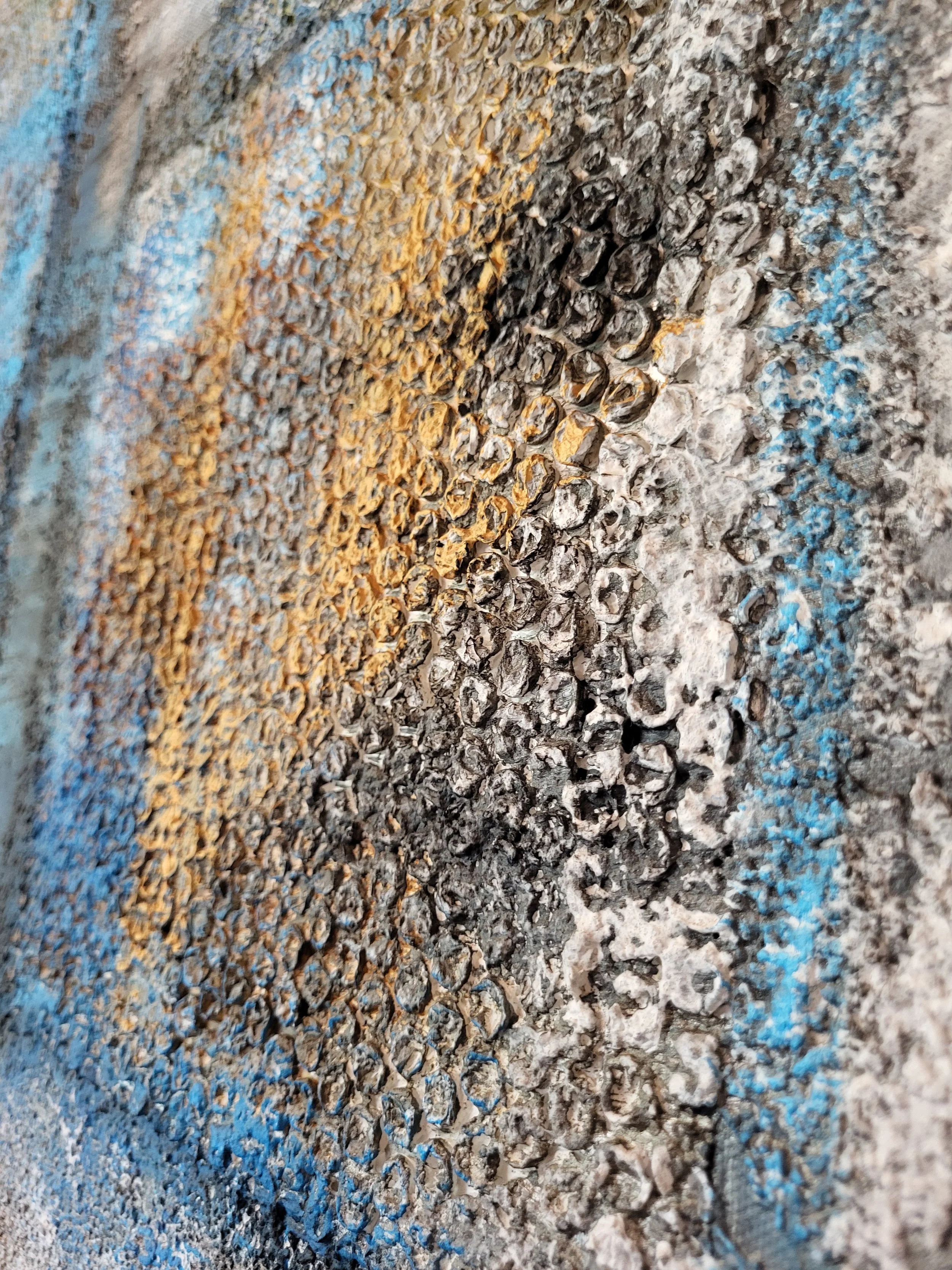 Luftpolsterfolie – Quadratisches Original-Wandobjekt von Pia Holzinger mit eingearbeiteter Luftpolsterfolie und Strukturpaste auf Leinwand.