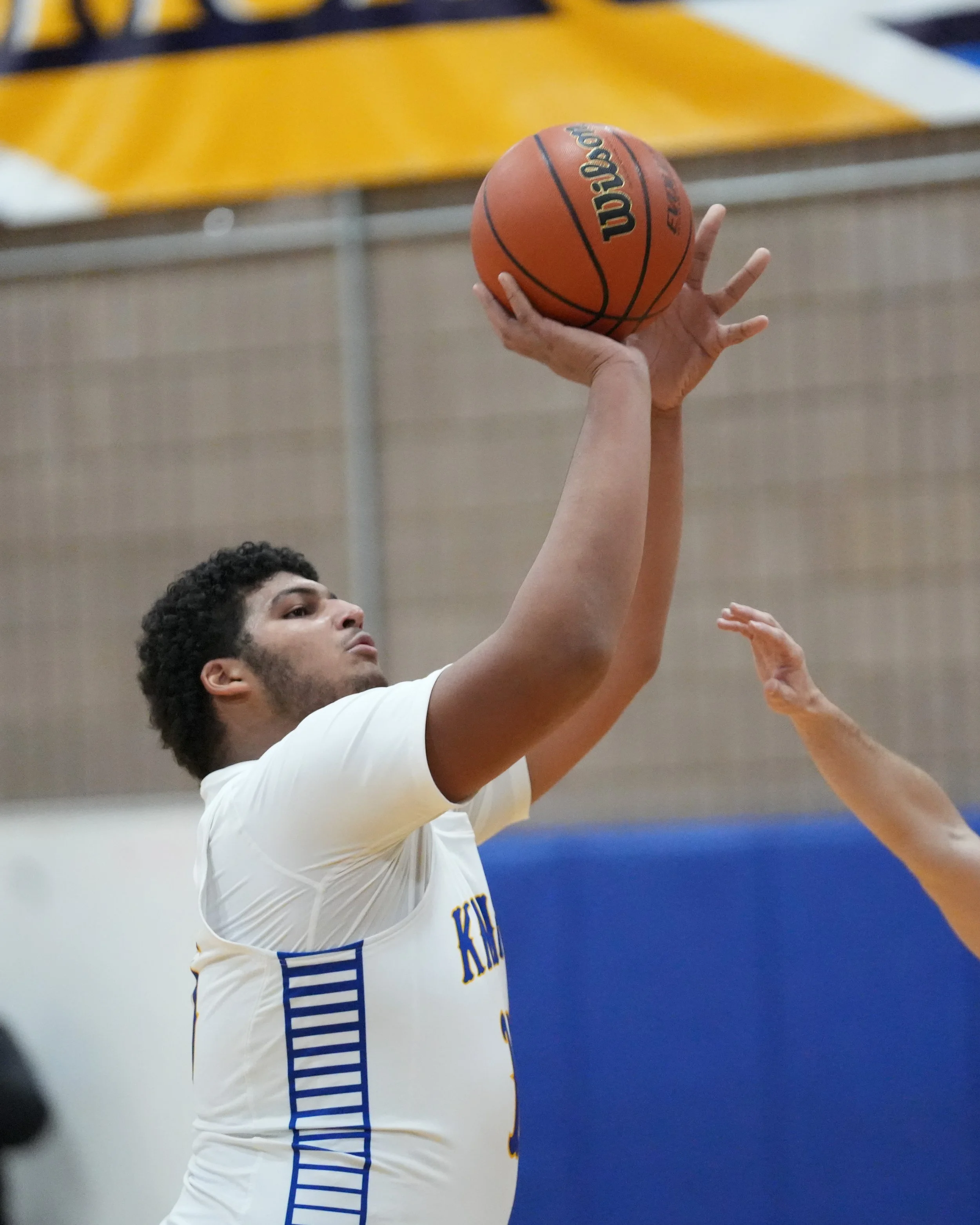 VarsityBoysBasketball_202526_Web_-28.jpg
