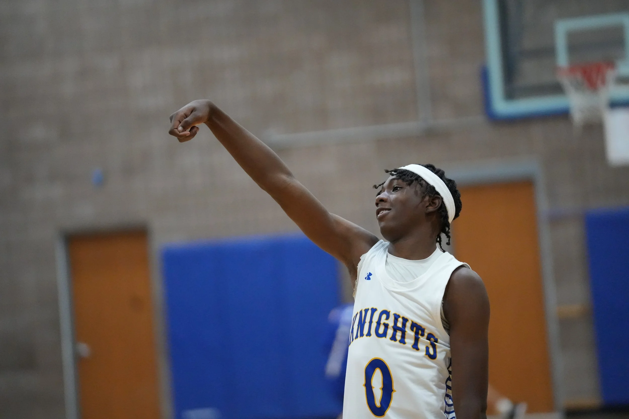 VarsityBoysBasketball_202526_Web_-35.jpg