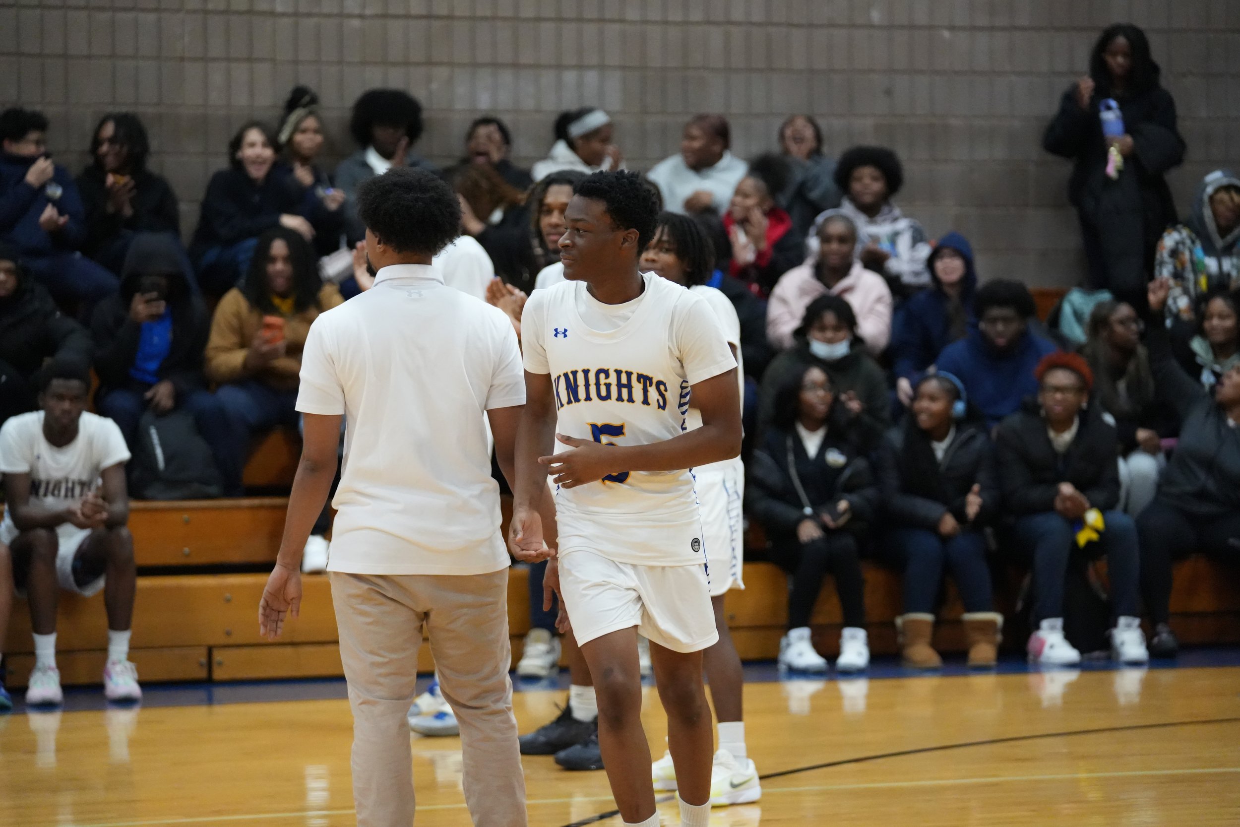VarsityBoysBasketball_202526_Web_-38.jpg
