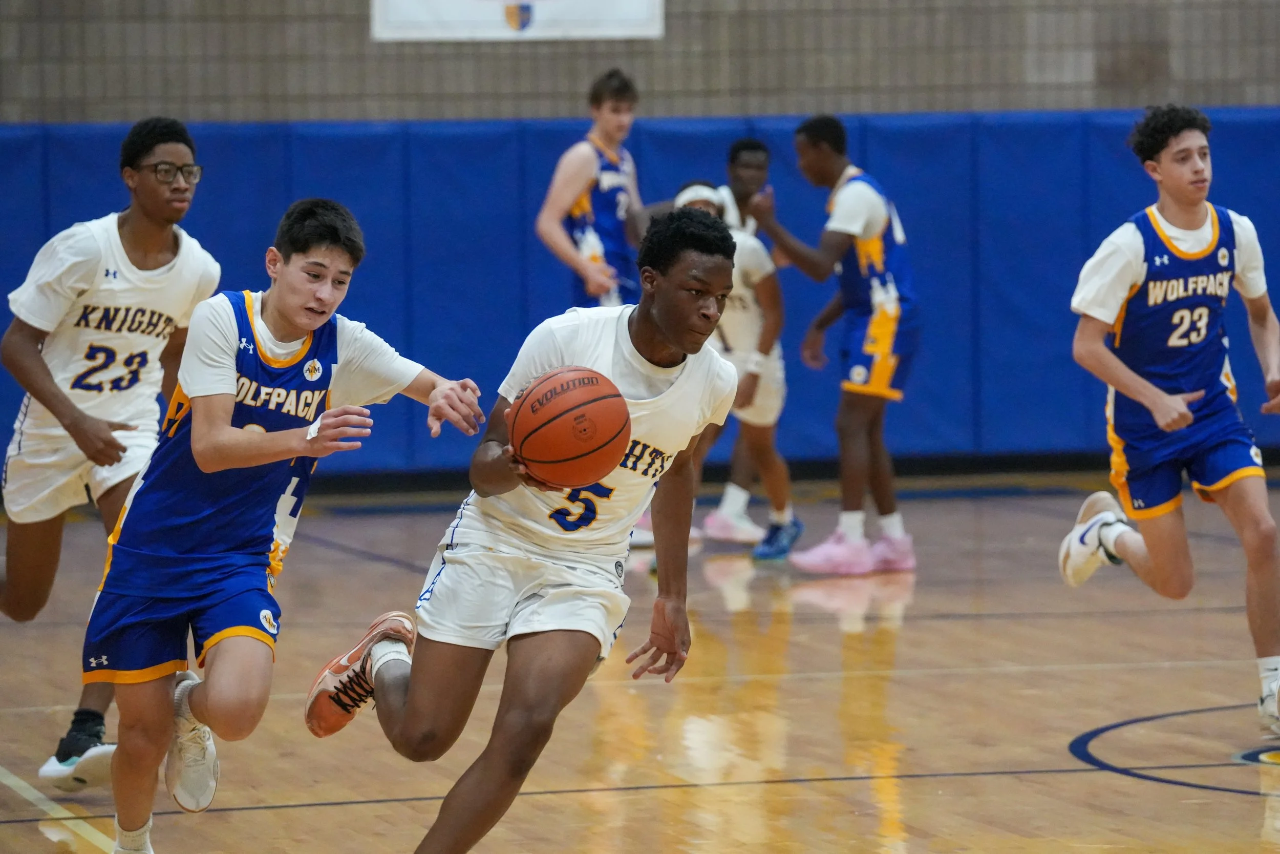 VarsityBoysBasketball_202526_Web_-45.jpg