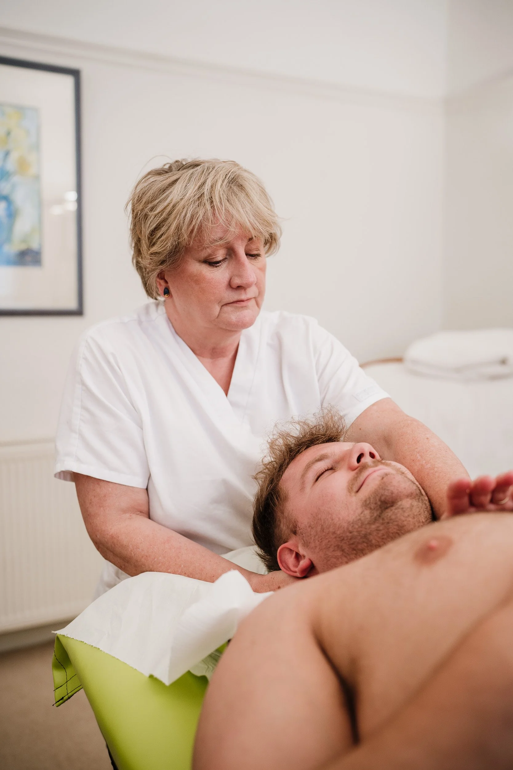 osteopath treatment a client with headaches