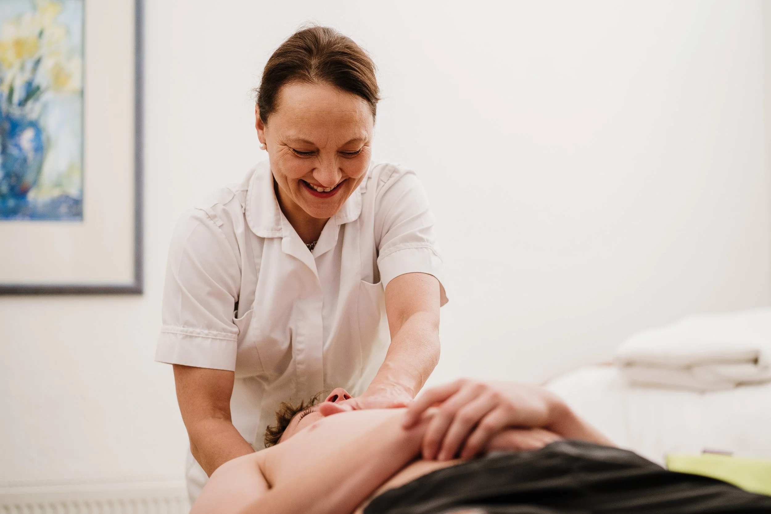 Osteopath in North Bristol treating a client with chronic pain