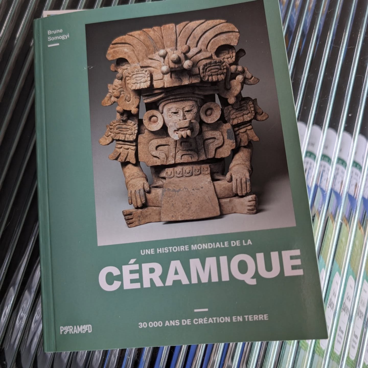 Quel magnifique livre de r&eacute;f&eacute;rence ! Pour les c&eacute;ramistes, comme pour les simples curieux, Brune nous offre un bel ouvrage bien document&eacute; et imag&eacute;.
Merci pour cette belle d&eacute;dicace !