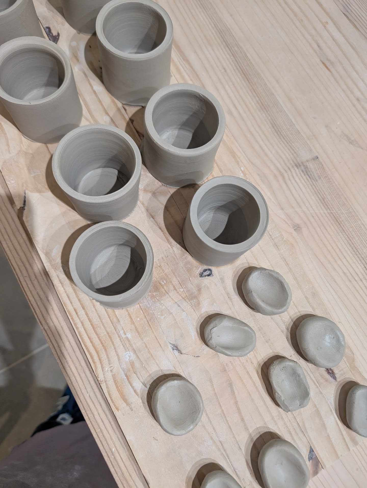 breaking news ! La productiion a repris avec de nouvelles pi&egrave;ces, dont la fabrication de prototypes pour des tests pour nos prochaines pi&egrave;ces en collaboration avec Laura, la cr&eacute;atrice de @lamottedecire avec qui nous lan&ccedil;on