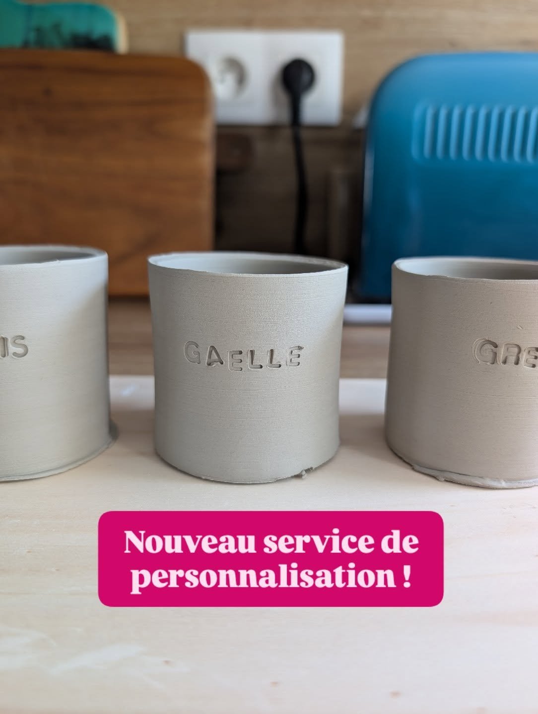 Nouveau service: la personnalisation de vos c&eacute;ramiques est d&eacute;sormais disponible la semaine prochaine.

Il sera possible de faire vos cadeaux tr&egrave;s personnalis&eacute;s et en amont de la foule de No&euml;l. 

Pour qui allez-vous pe