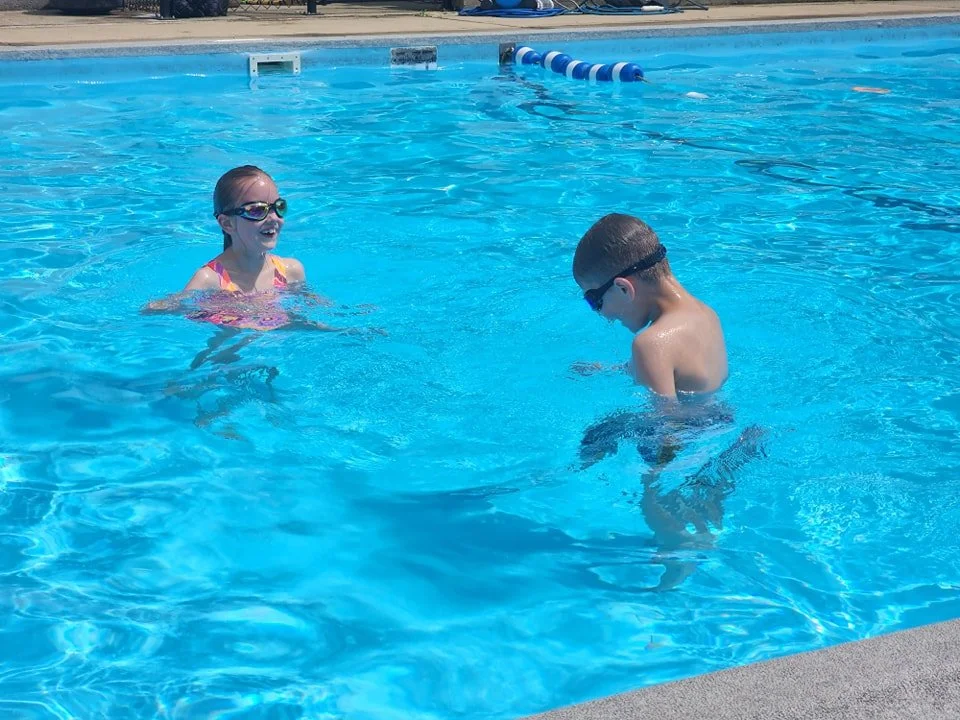 seasonal-outdoor-pool-holiday-hills-resort-kids-swimming