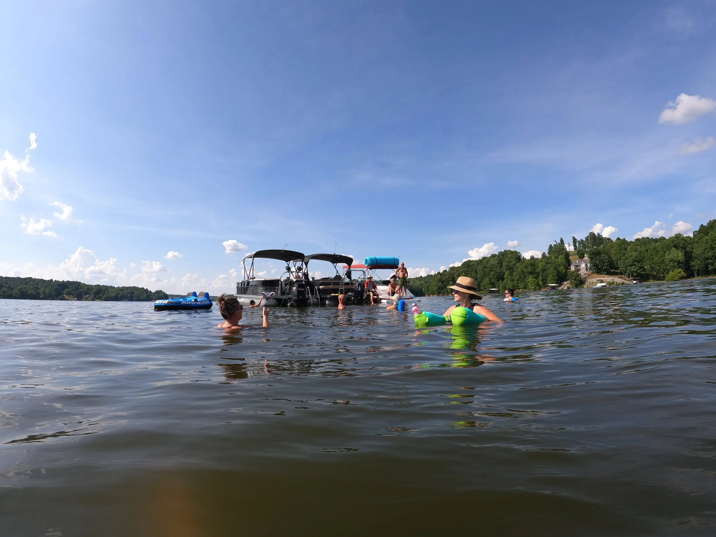 family-memories-holiday-hills-resort-boat-day