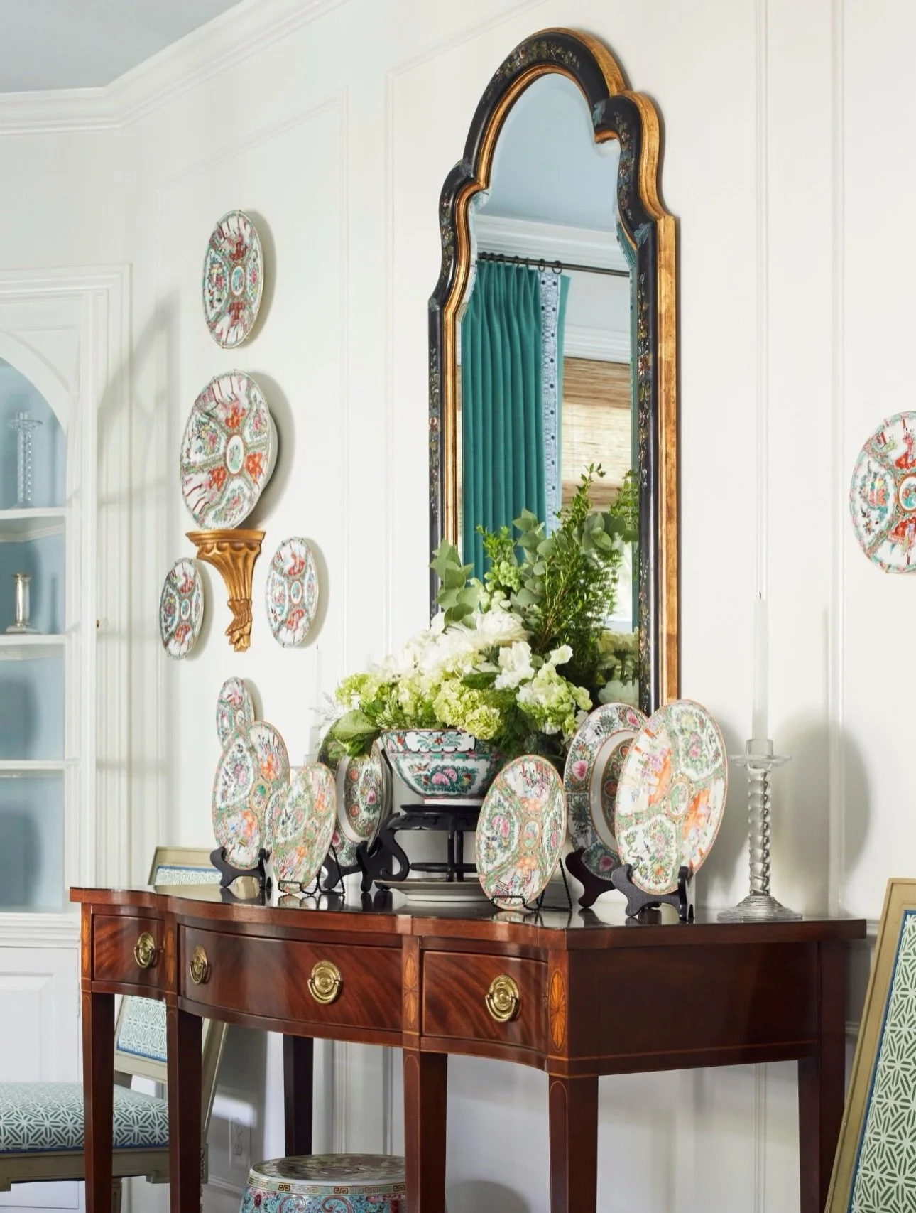 Inspiration after inspiration for beautiful plate walls. 

📷 @kelley.proxmire 
📷 @debbiemathewshome 
📷 @emilyjilesdesign 
📷 @king_interior_designs 
📷 Liza Cooper 
📷 @lindsey.boyce.design 
📷 @katiekapisakhome