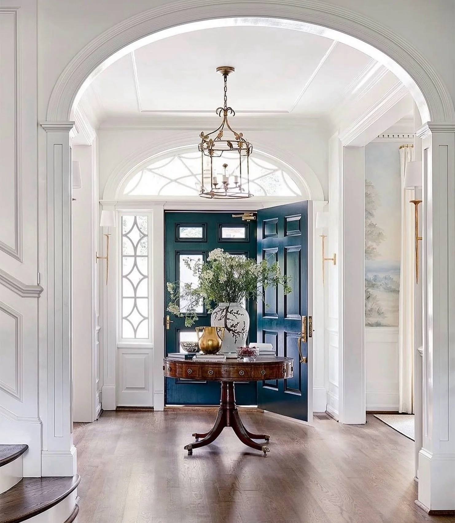 What&rsquo;s your favorite part about this beautiful entry way? I&rsquo;m always a sucker for a round foyer table myself!

📷: @southernhomemag 
Interior Design: @katherineconnelldesign