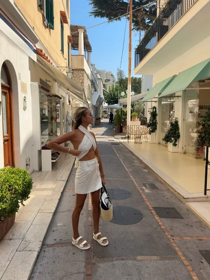 Capri called&hellip; we answered 🇮🇹 and got lost between sun-kissed cliffs, timeless beauty and bottomless wine ;)