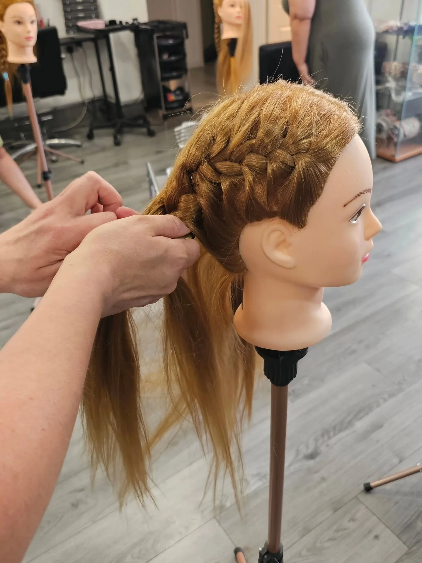 ✨️ LEARN TO BRAID ✨️
Now is the time to learn this life skill. Look after long hair without the hassle. Whether its a quick French Braid for the school run, a Dutch Braid in your own hair, or if you are Dad and want to learn to do a bun for bath tim