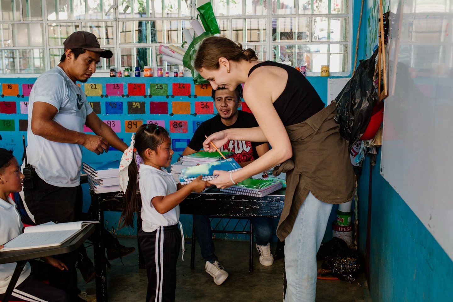 Con motivo del reinicio de ciclo escolar, despu&eacute;s de las vacaciones decembrinas, fuimos a visitar la escuela primaria de nuestra comunidad.

Les obsequiamos cuadernos y &uacute;tiles escolares para animarles a seguir atendiendo a sus maestros 