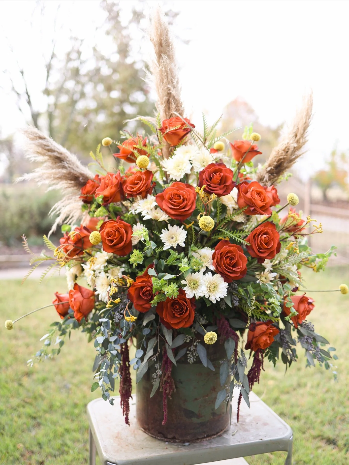We did our first wedding install!! 💒 💍 🍂 These cozy autumn vibes and colors were so much fun to style!
