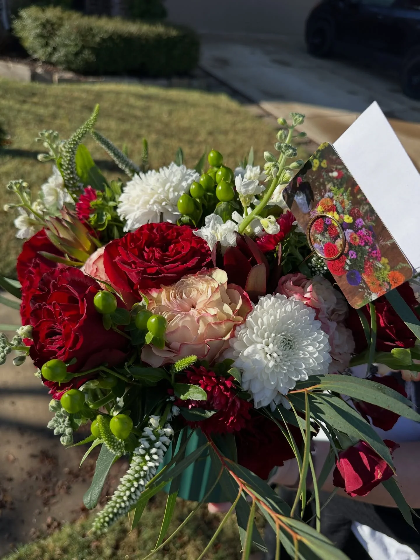 Holiday floral arrangements are now live on our website! 🌲 🎅 

Thes bouquets are an enchanting mix of fresh winter blooms, lush greenery, and festive accents. This arrangement adds a cheerful, elegant touch to any celebration. Perfect as a hostess 