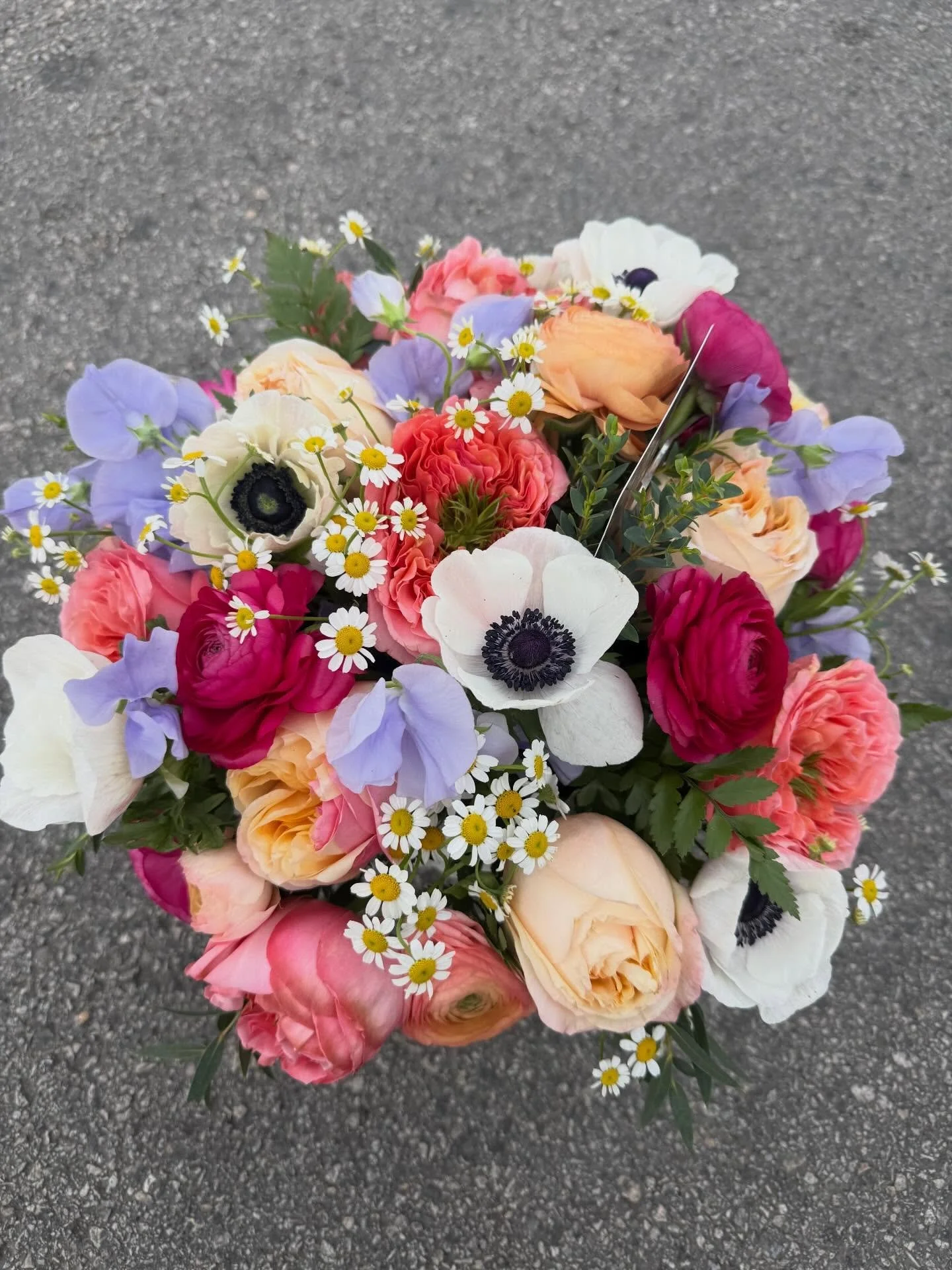 One of our favorite arrangements to date 🫶💖 THE COLORS! THE FLOWERS! We just loveeeee 🫶