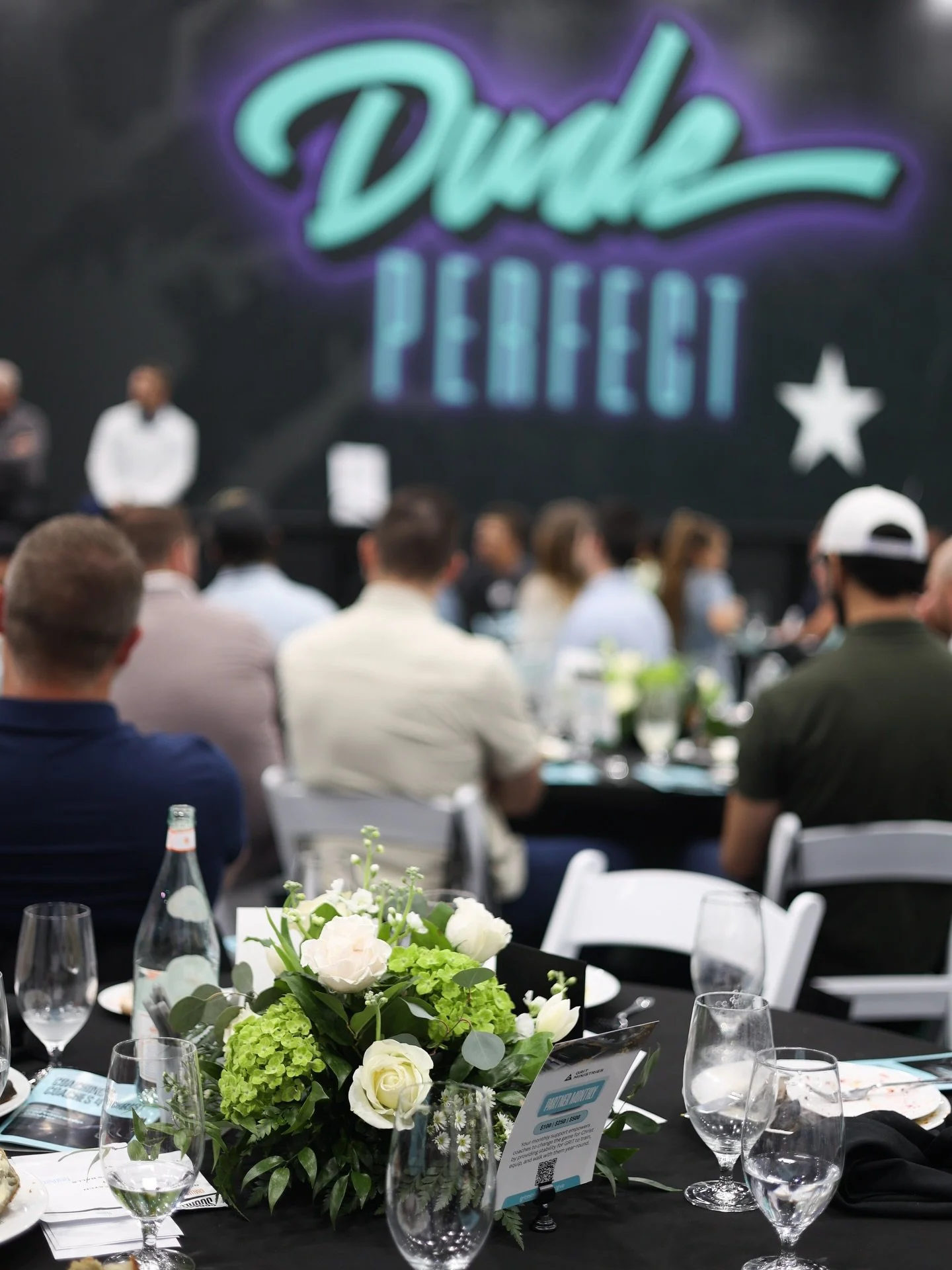 What fun it was creating centerpieces for the @grit_ministries fundraising banquet at the @dudeperfect HQ 💐🏀🏈🐼