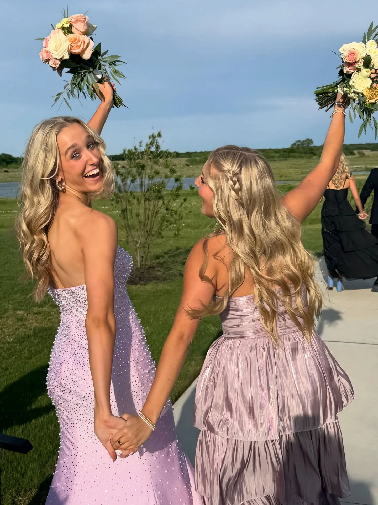 We love to see our prom bouquets styled with the dresses they went with! Y&rsquo;all looked stunning, girls! 😍💐