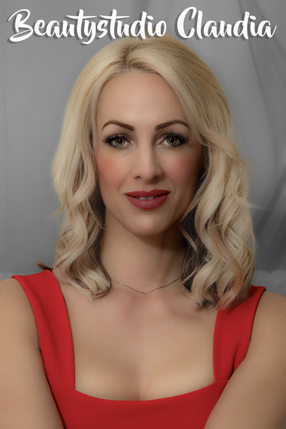 Porträt einer blonde Frau in rotem Kleid, lächelnd, mit gelockten Haaren, vor grauem Hintergrund, oberhalb Text: 'Beautystudio Claudia'.