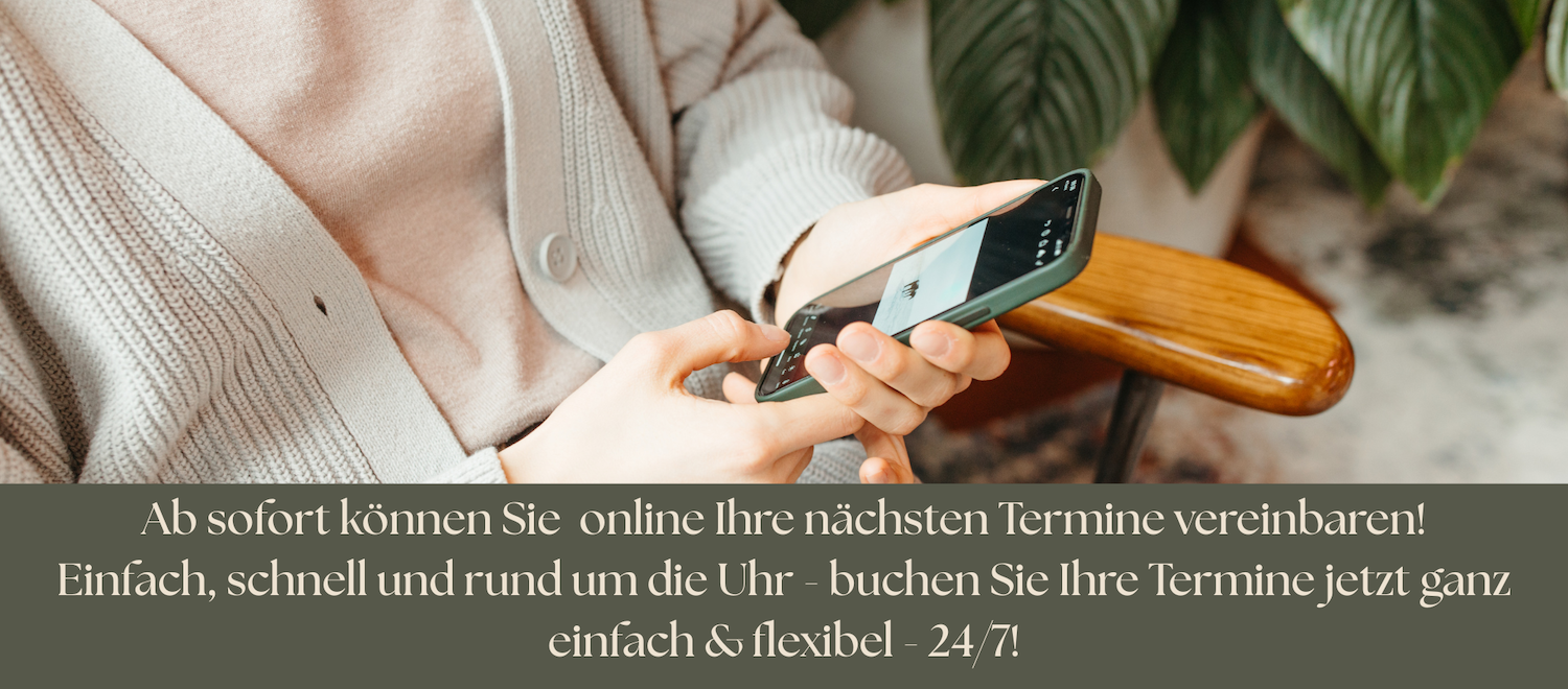 Eine Frau bucht auf Ihrem Smartphone online einen Termin. Darunter ein Infotext, dass ab sofort 24/7 Termine ganz bequem online gebucht werden können