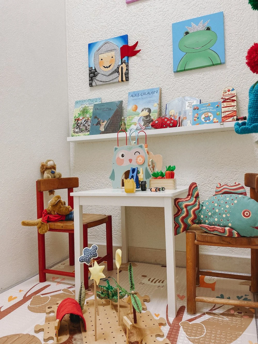 Das Wartezimmer für Kinderosteopathie und Kinésithérapie, mit viel Spielzeug.