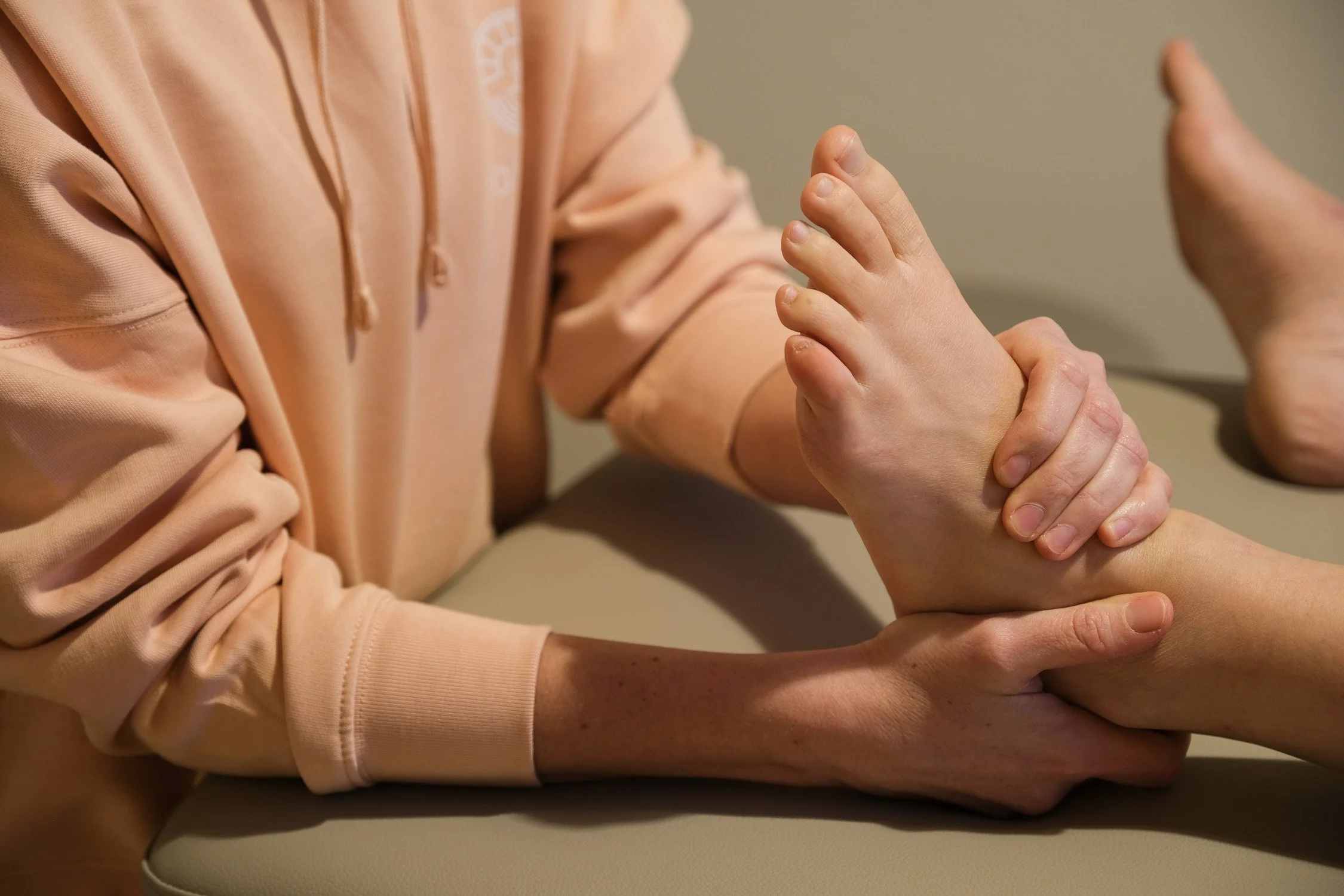 Ein Fuß wird physiktherapeutische im Gesundheitsatelier Aruna in Remerschen behandelt.